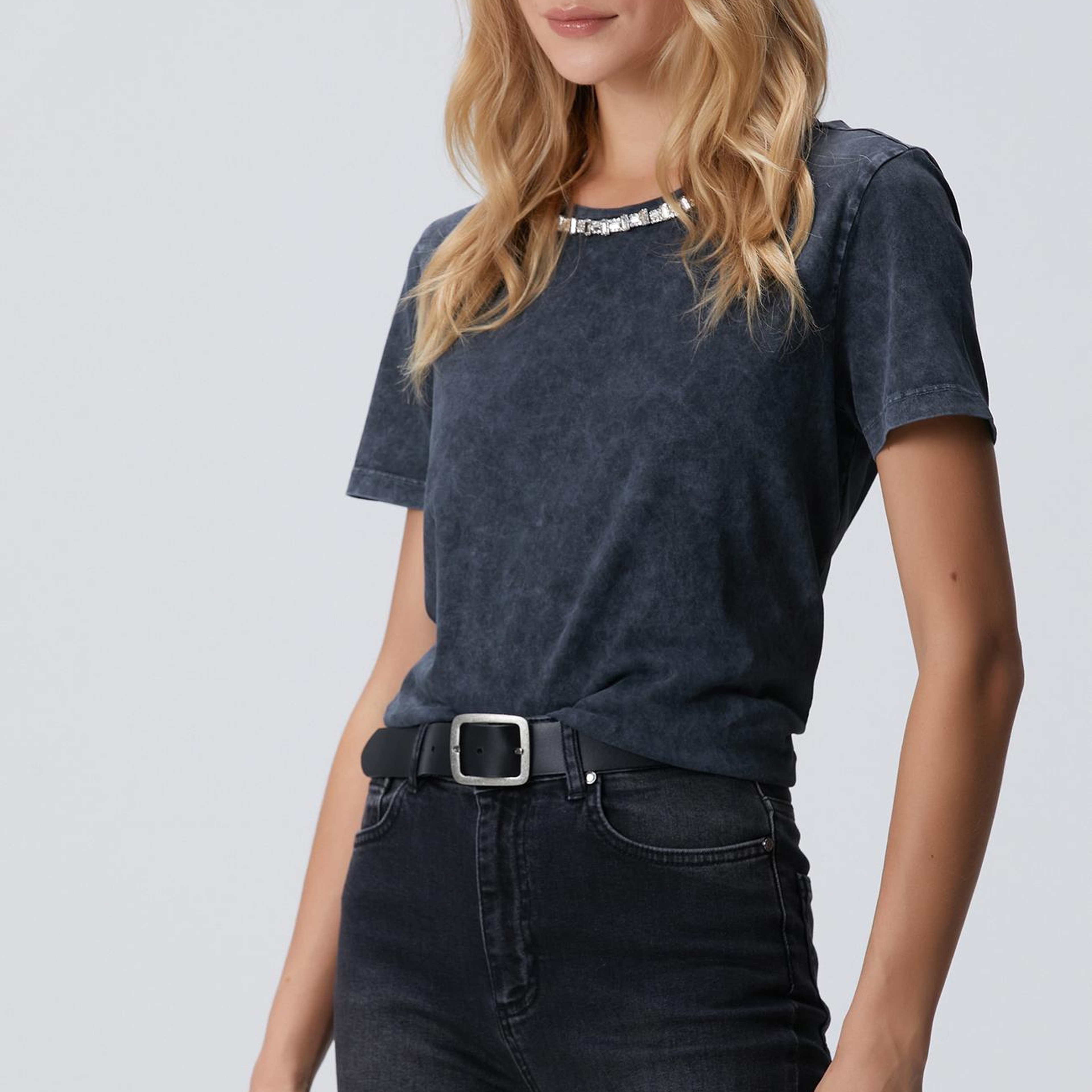 Network Kadın Antrasit Yaka Taş Detaylı T-Shirt