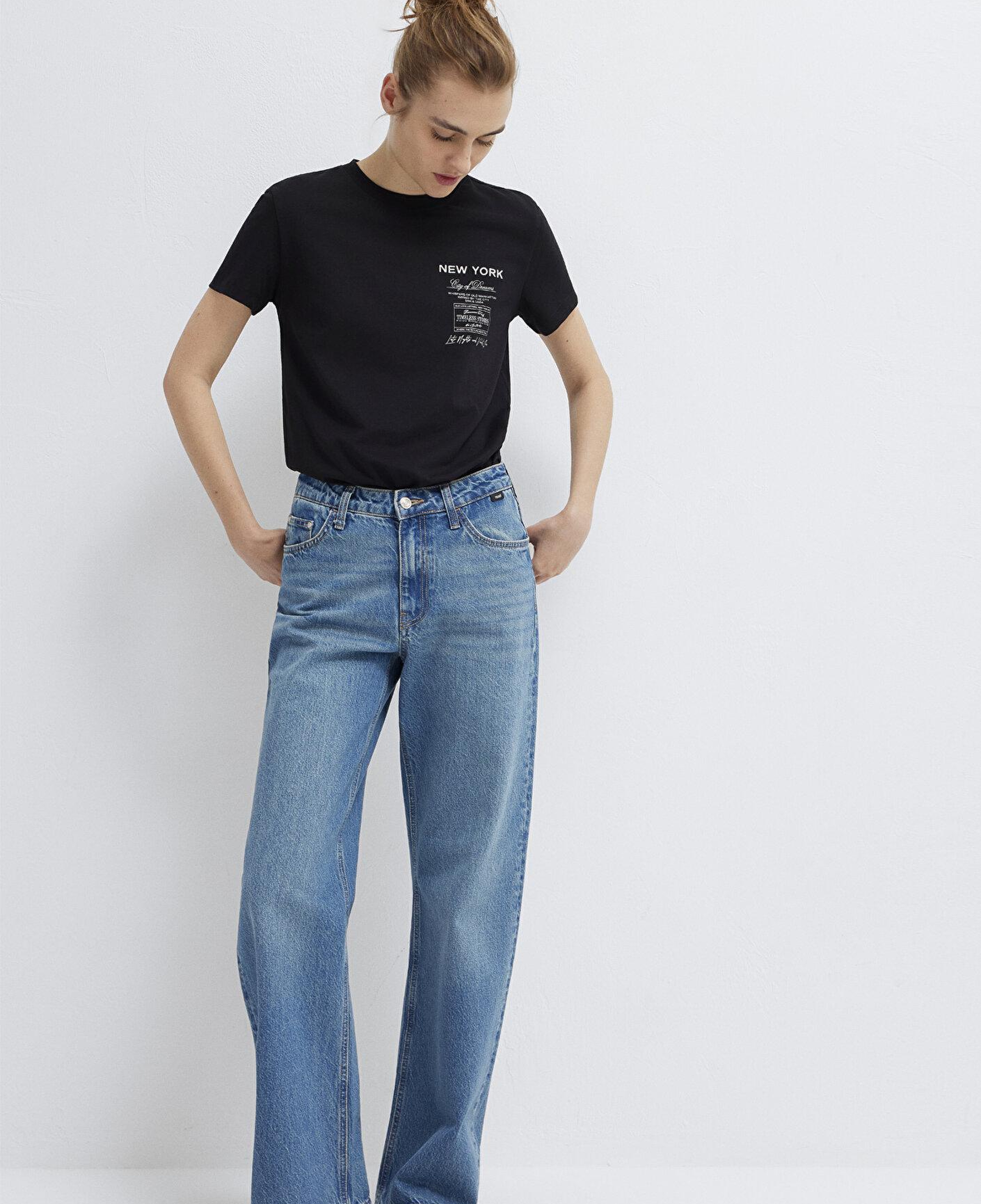 Mavi New York Nakışlı Siyah Tişört Semi Slim Fit / Yarı Dar Kesim 1614260-900