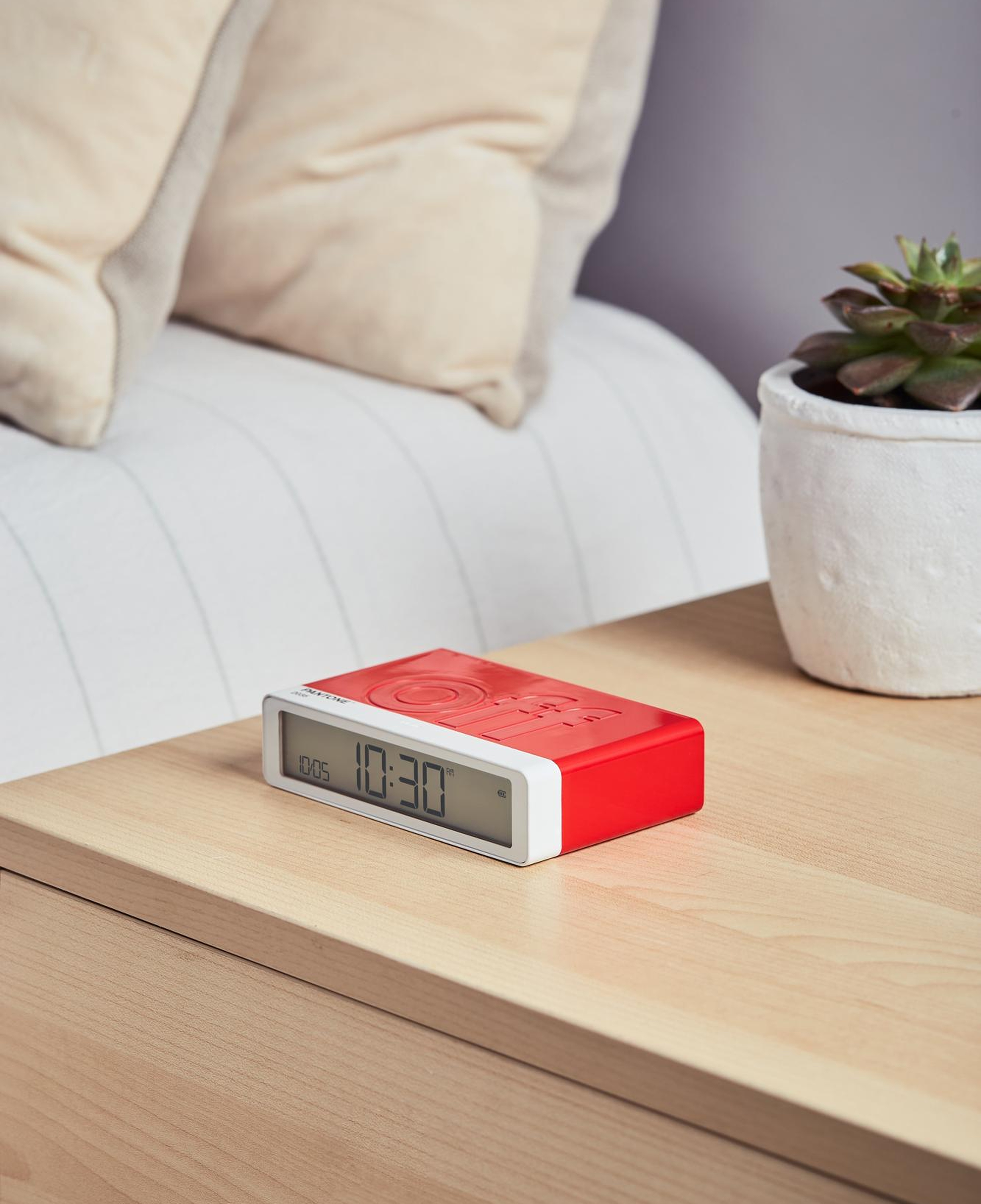 Lexon x Pantone Flip Klasik Şarj Edilebilir Alarm Saat Kırmızı