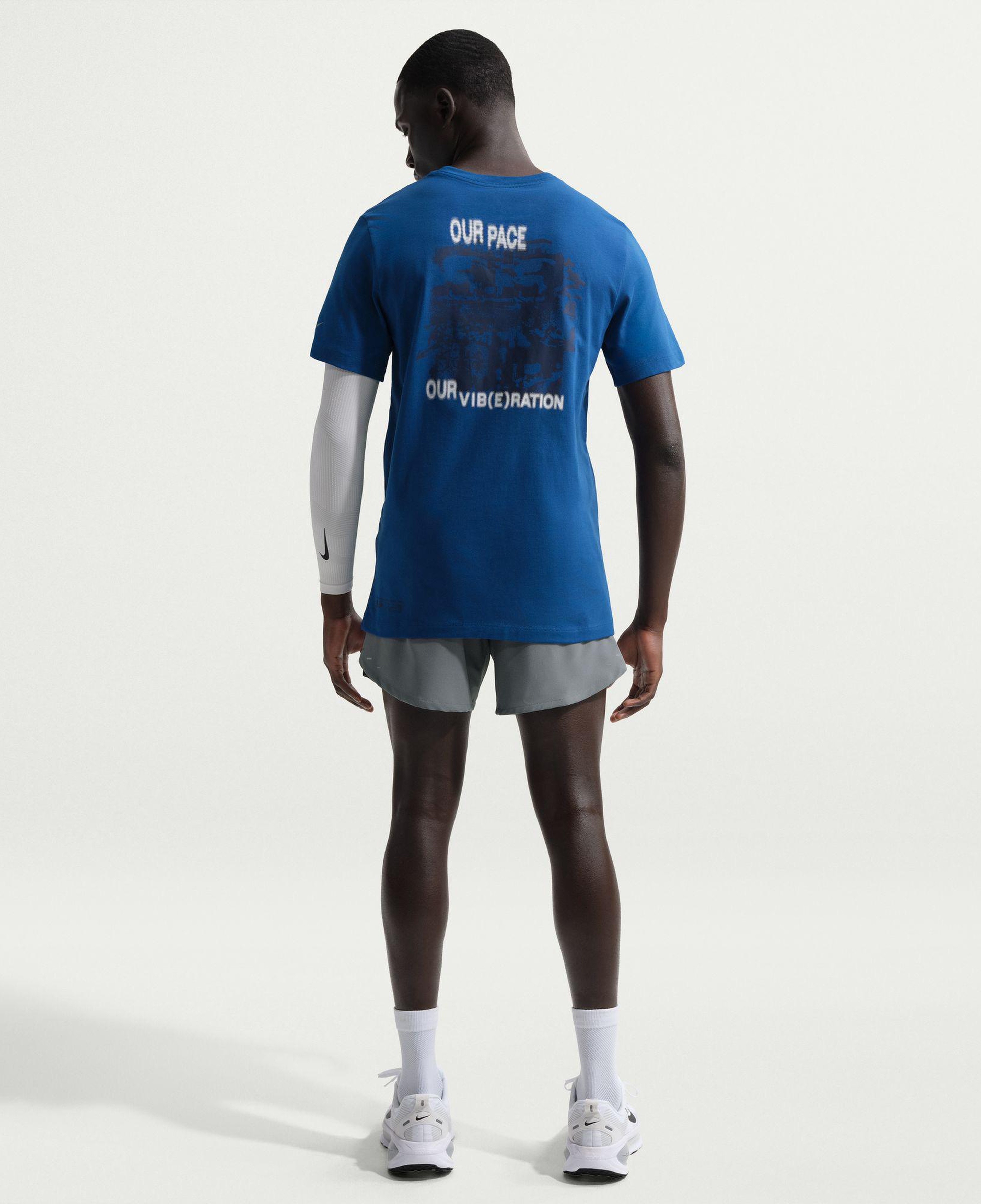 Nike Dri-Fit Stride 18 cm Erkek Gri Şort