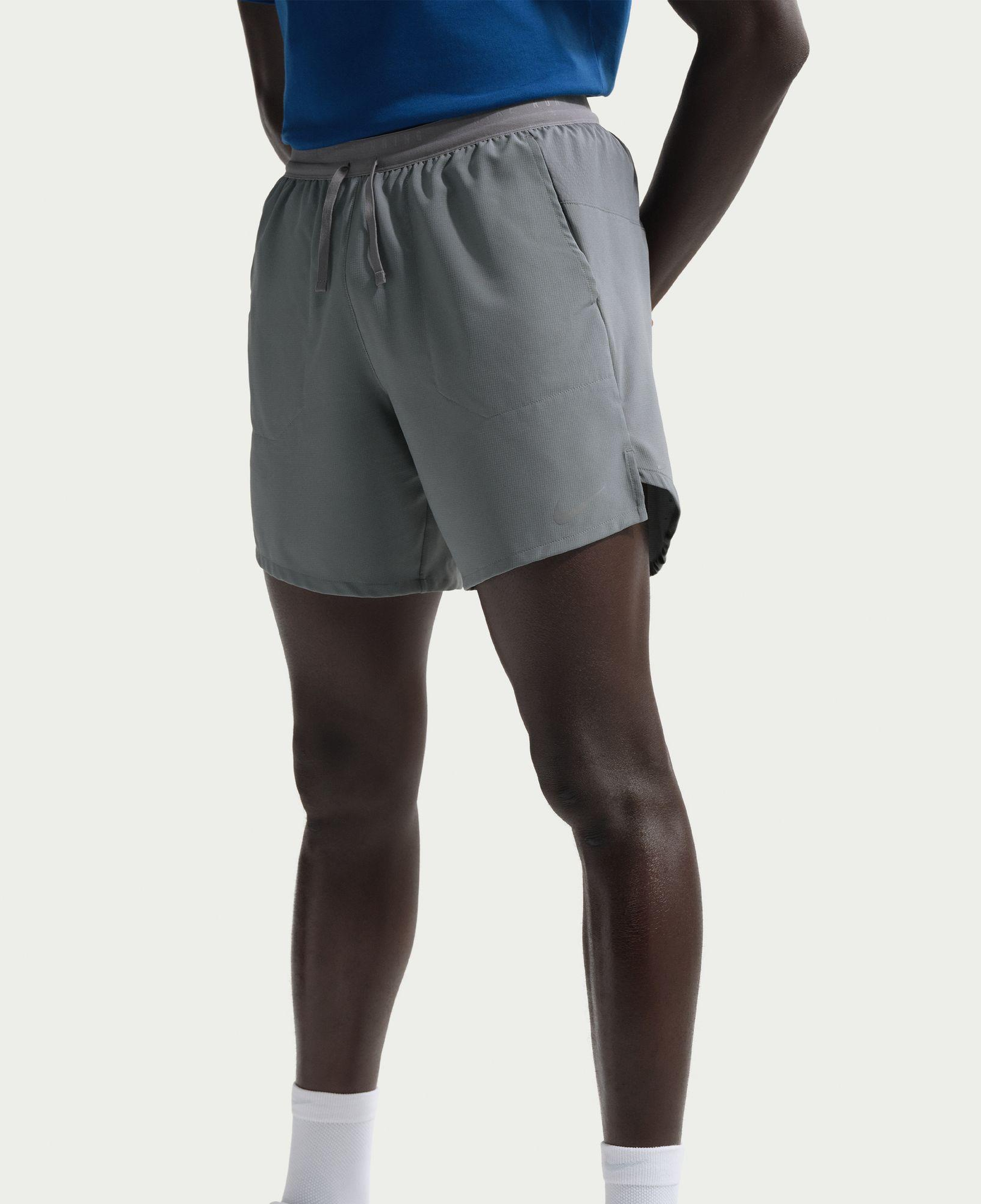 Nike Dri-Fit Stride 18 cm Erkek Gri Şort