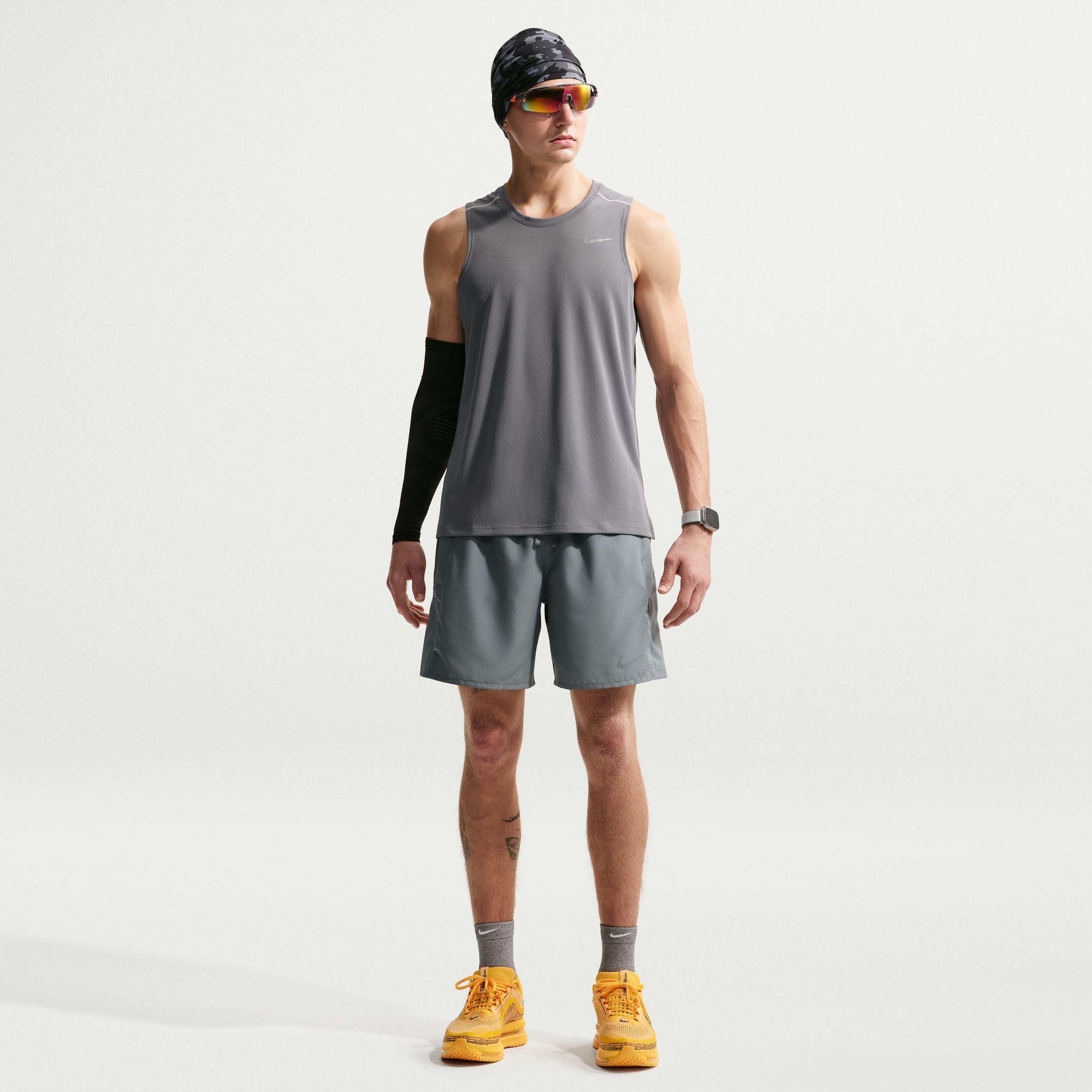 Nike Dri-Fit Miler 18 cm Erkek Gri Şort