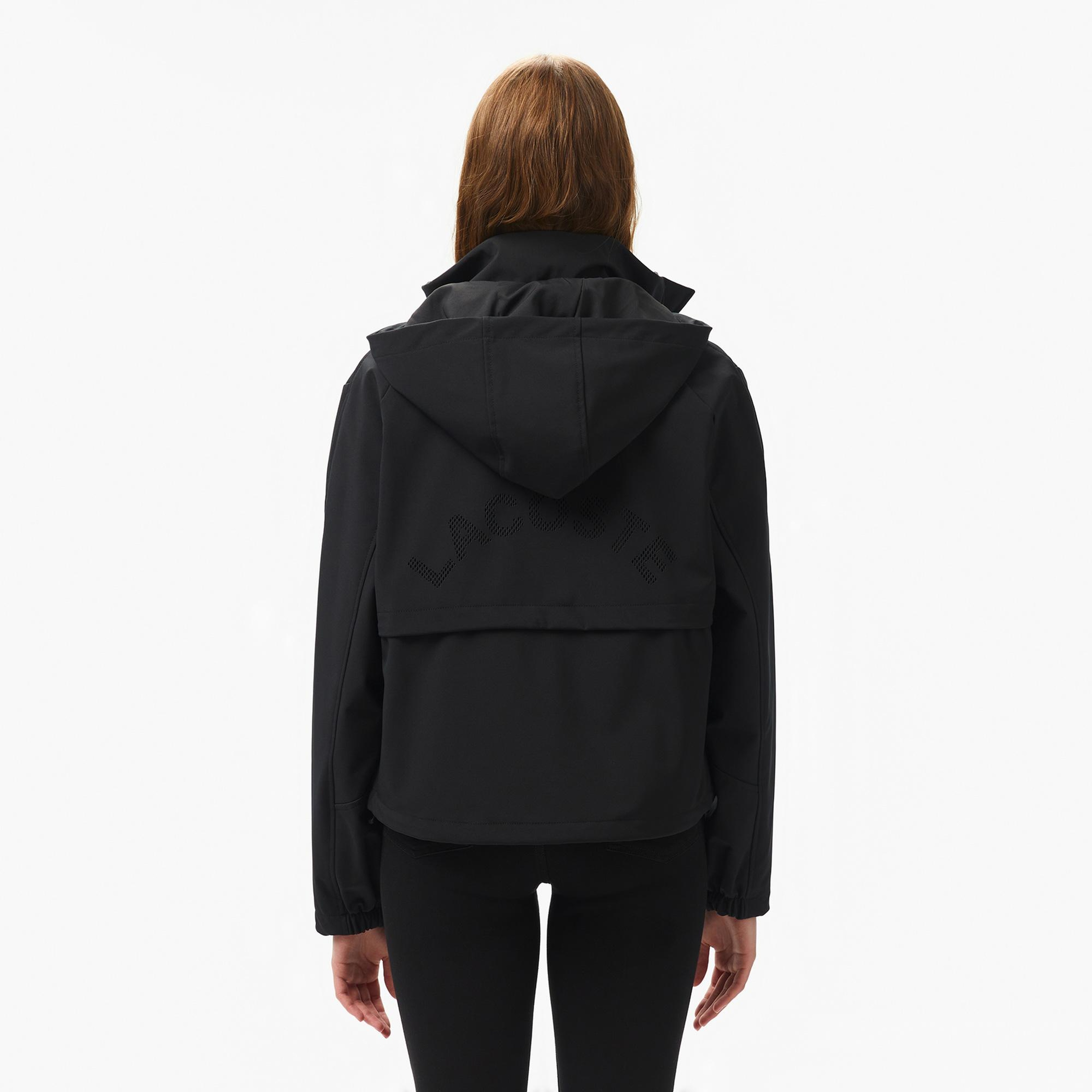 Lacoste Kadın Relaxed Fit Kapüşonlu Siyah Yağmurluk