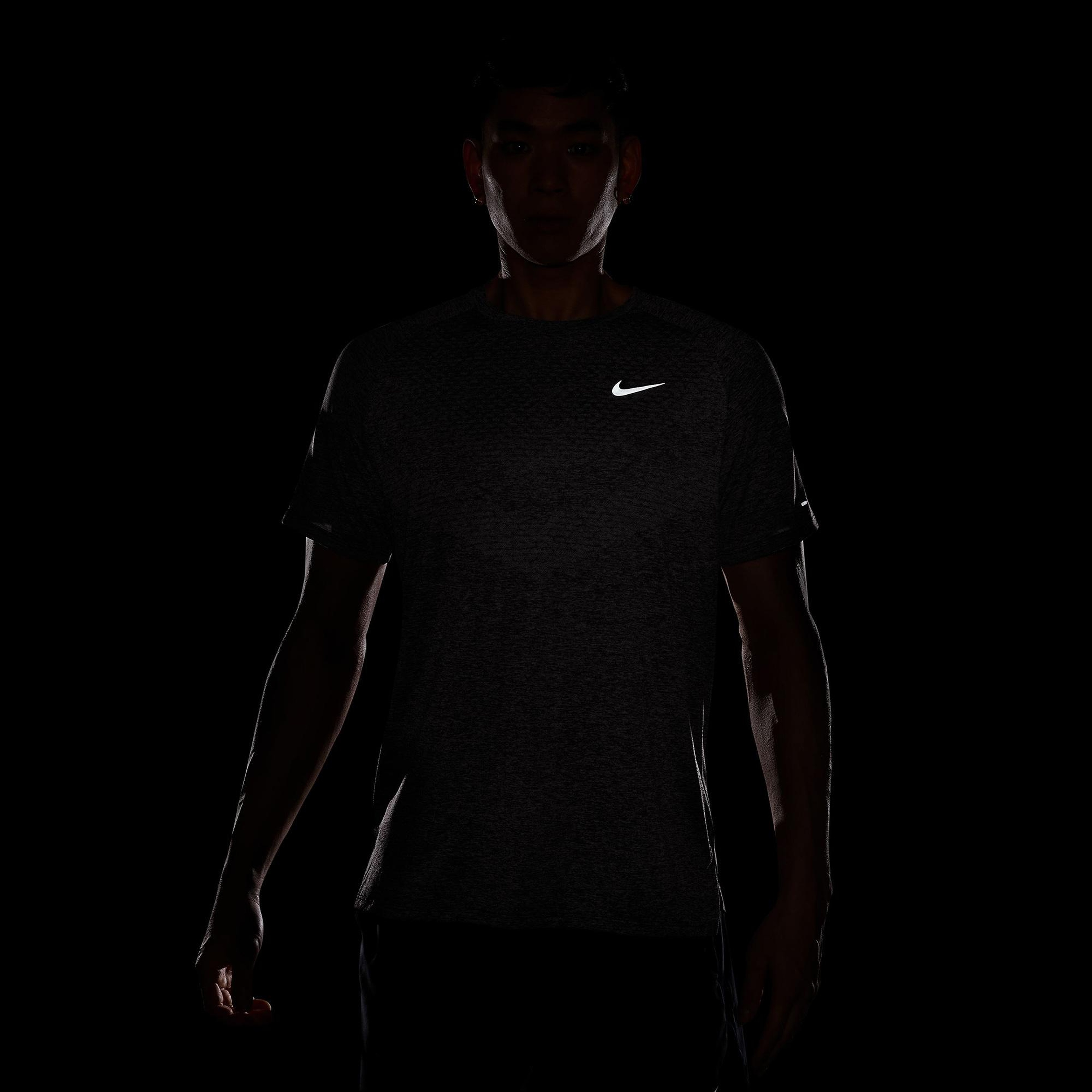 Nike Dri-Fit Stride Erkek Pembe T-Shirt