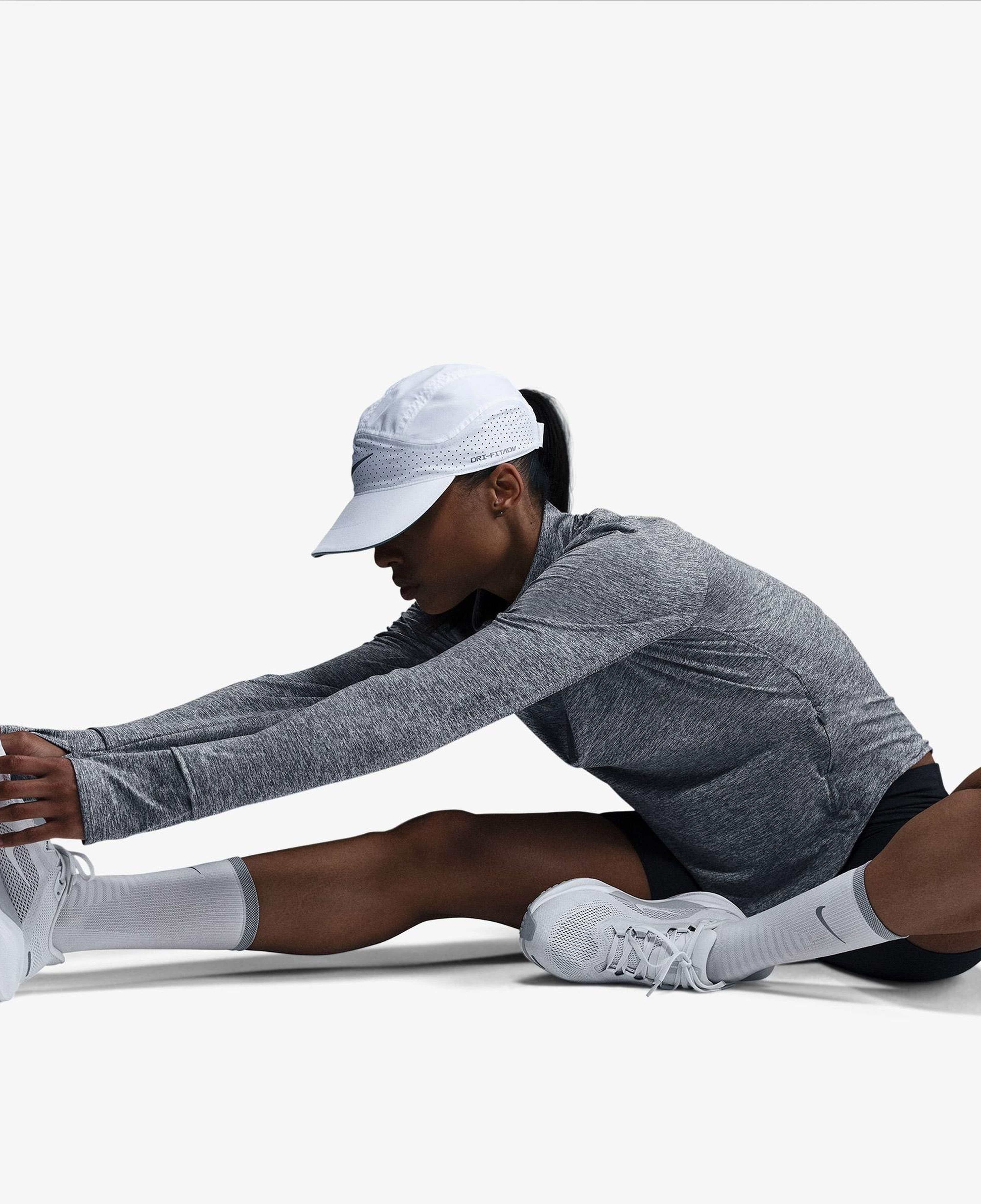 Nike Swift Dri-Fit Kadın Gri T-Shirt