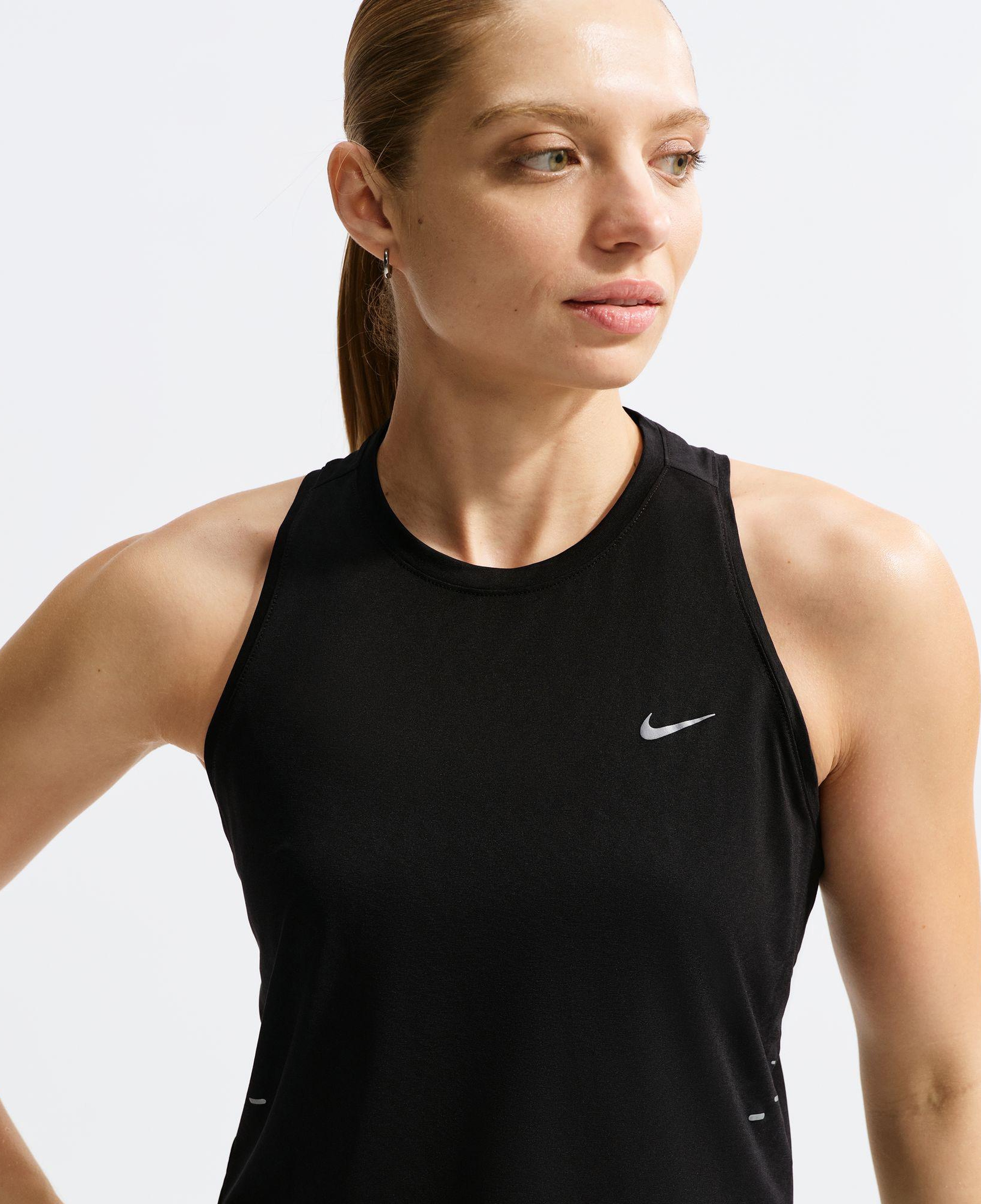 Nike Swift Breathe Kadın Siyah Kolsuz T-Shirt