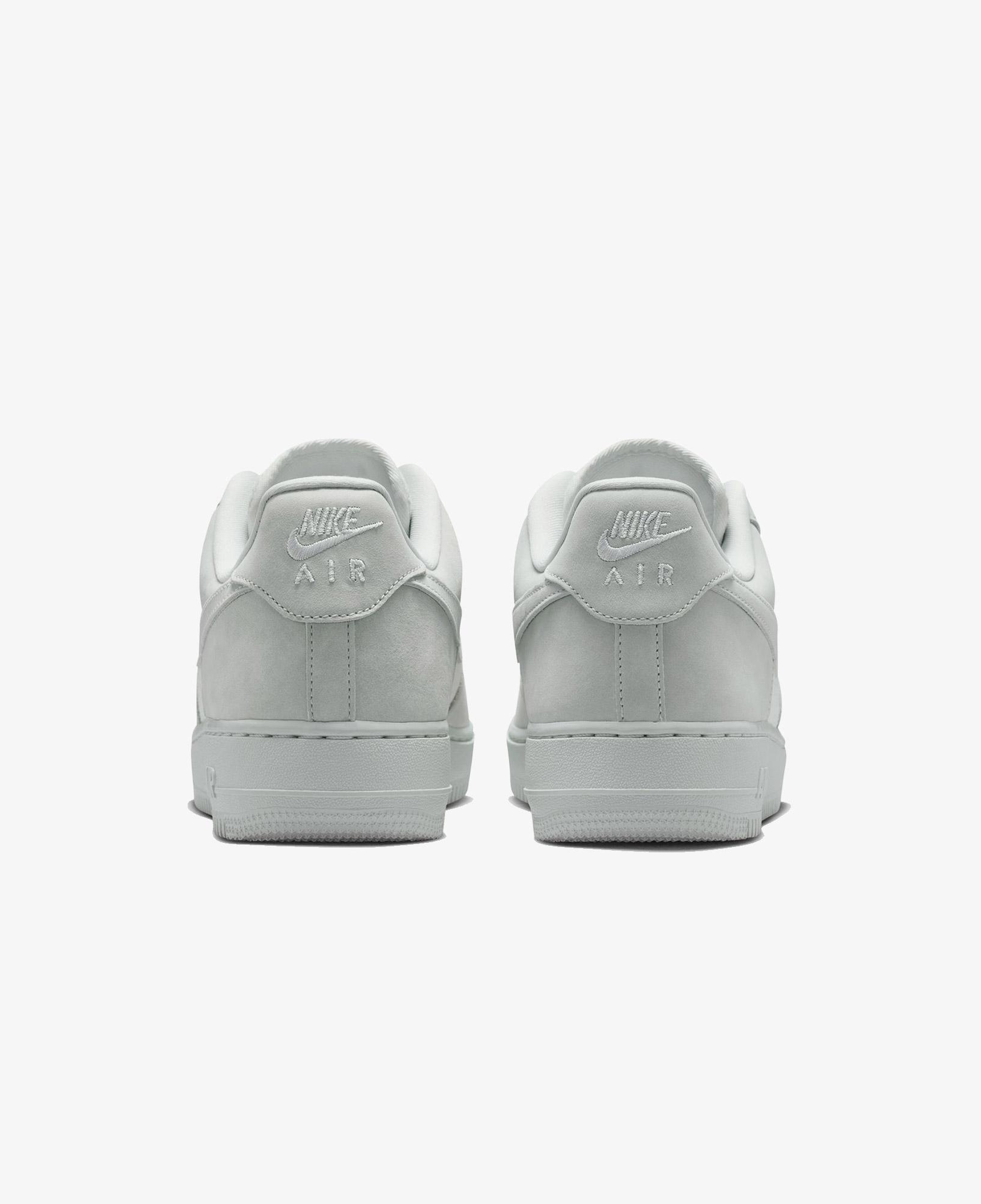 Nike Air Force 1 '07 LV8 Erkek Beyaz Spor Ayakkabı