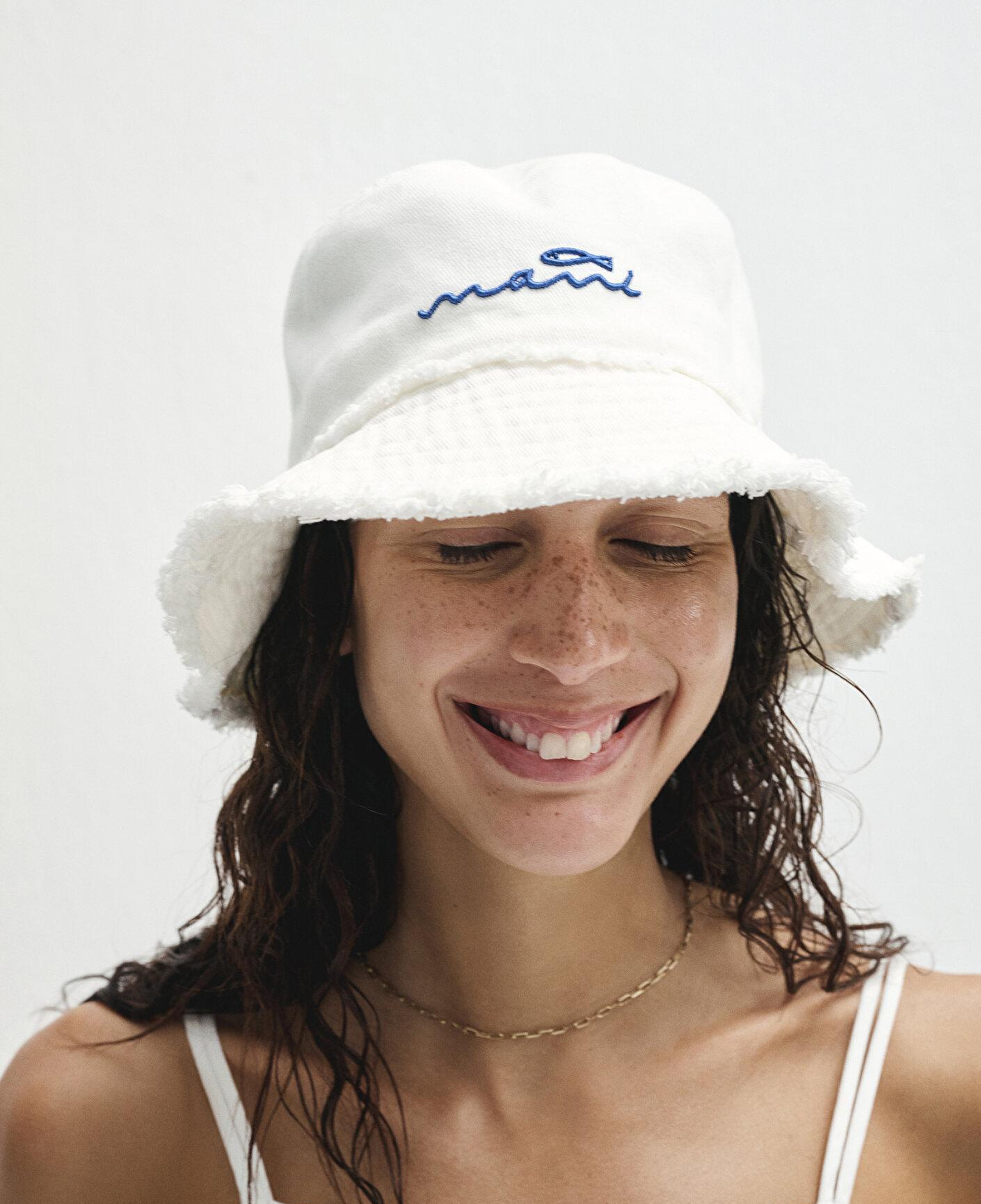 Mavi Mavi Nakışlı Beyaz Bucket Şapka 1913102-620