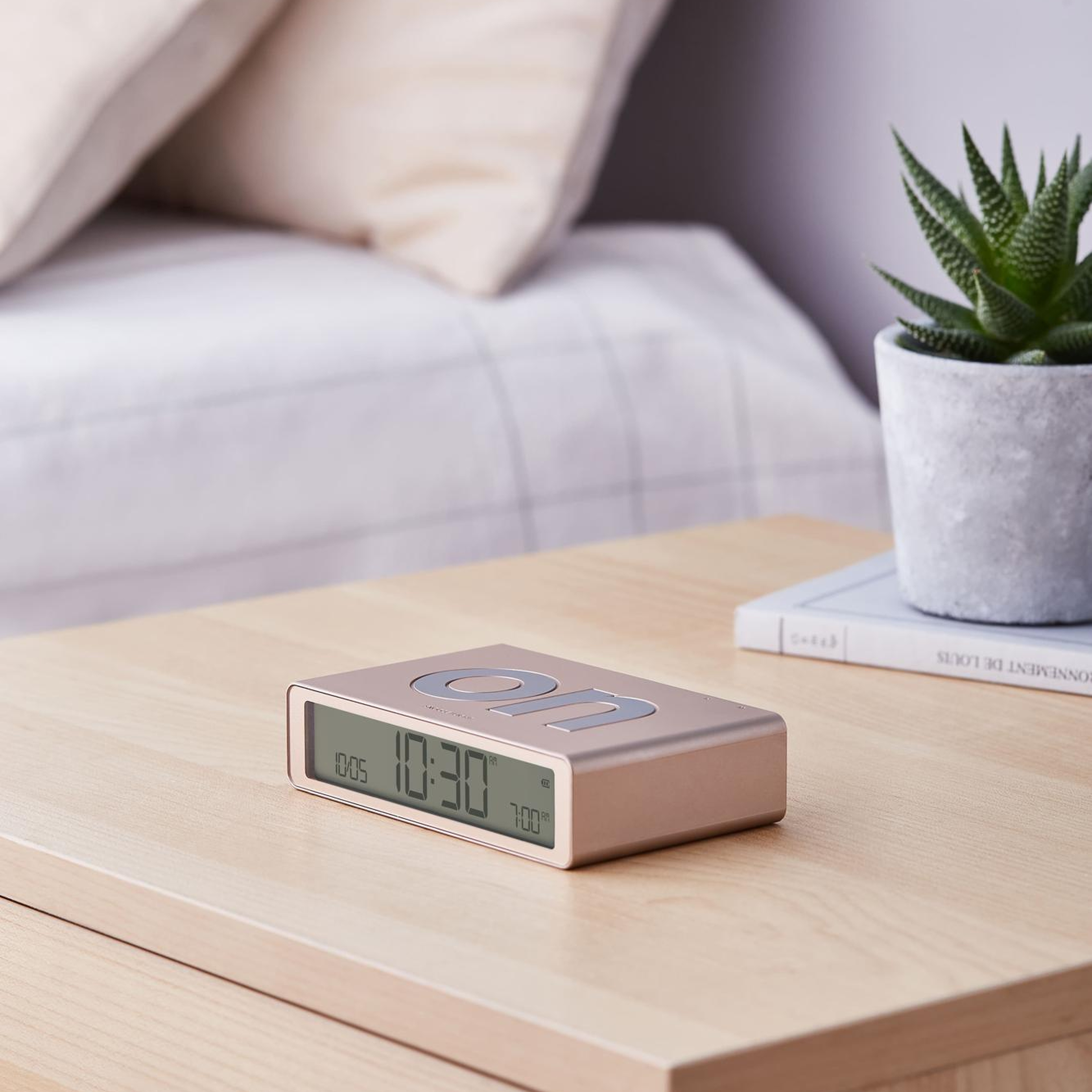 Lexon Flip Klasik Şarj Edilebilir Alarm Saat Dore