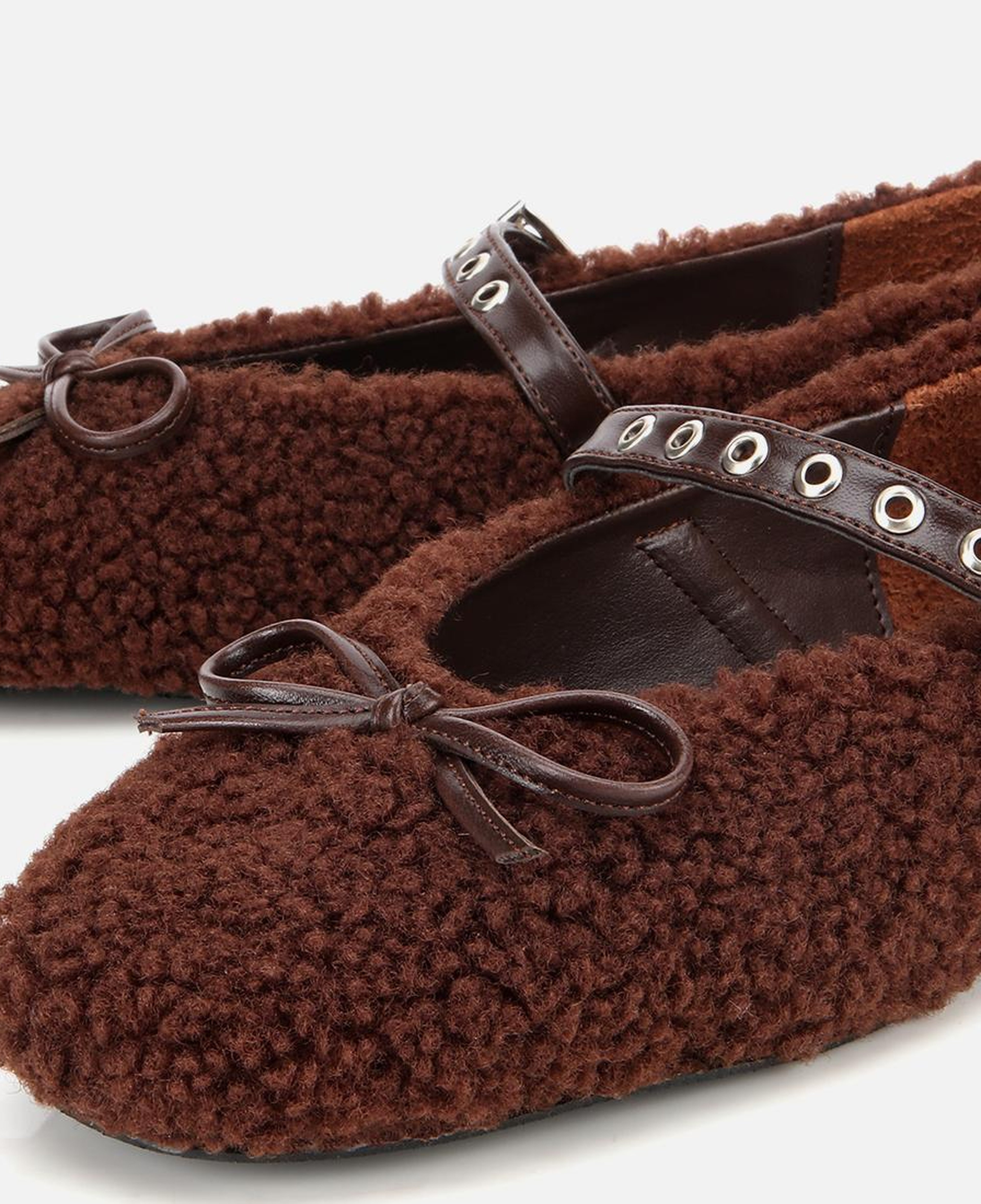Kadın Kahverengi Peluş Kürklü Zımbalı Babet