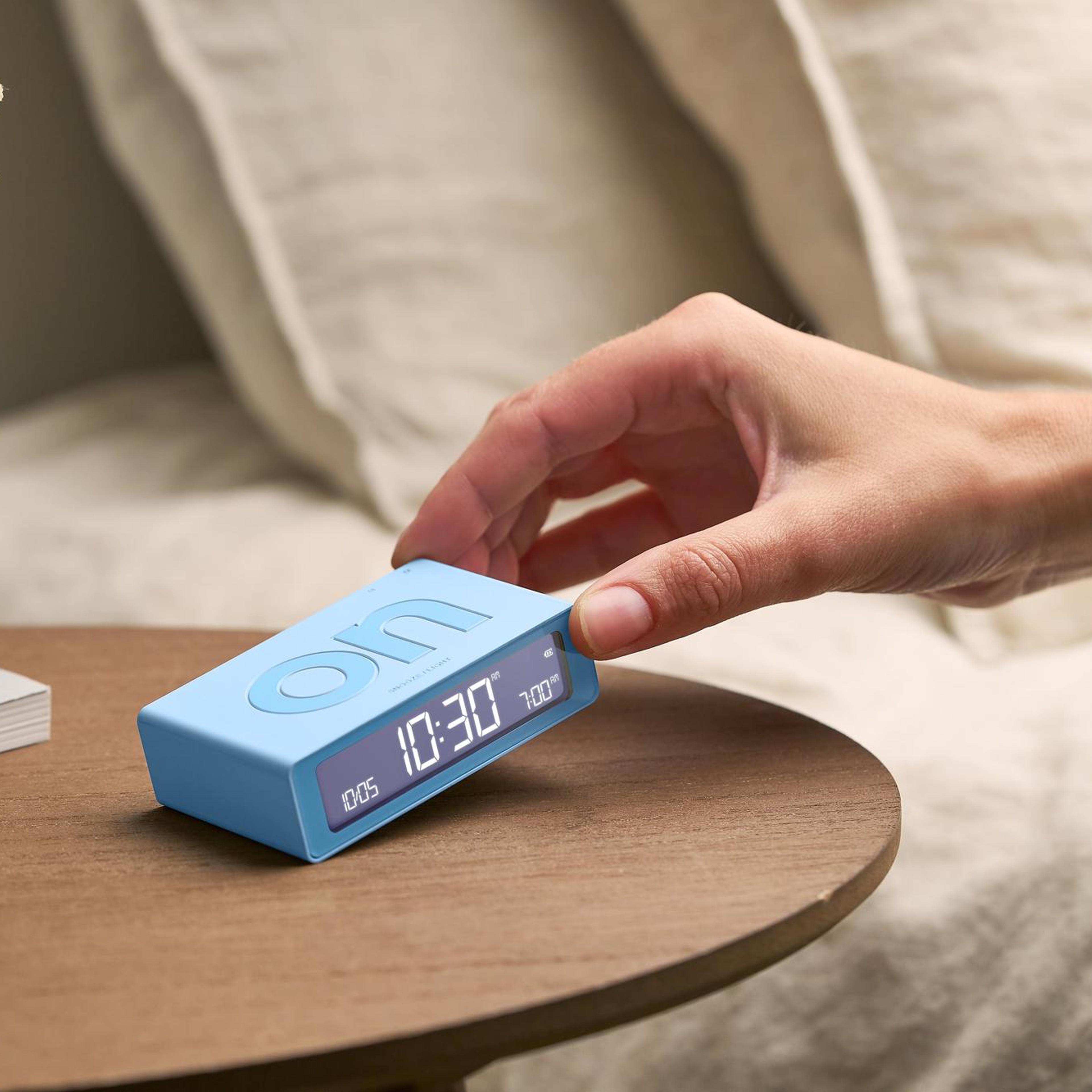 Lexon Flip Mini Şarj Edilebilir Alarm Saat Açık Mavi