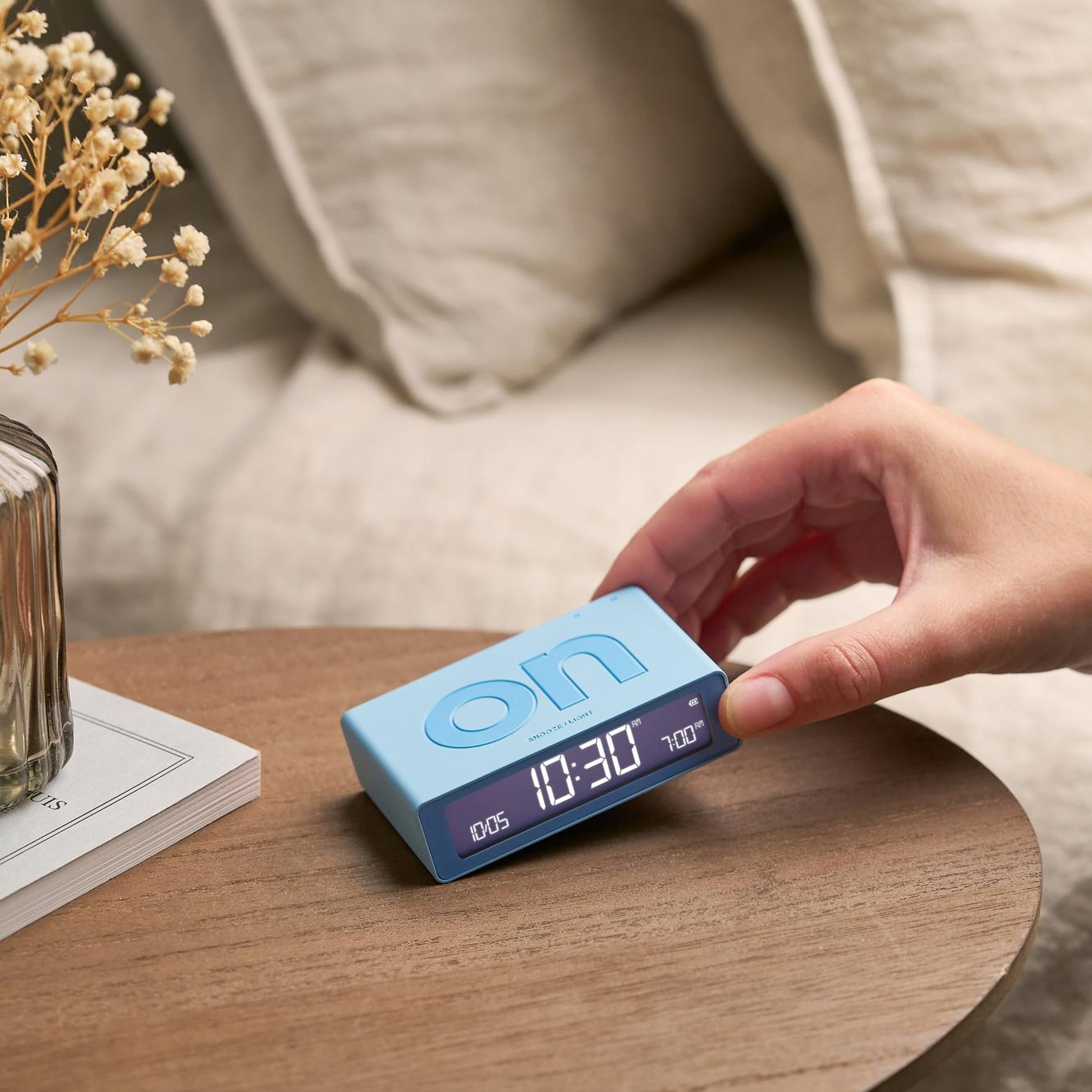 Lexon Flip Mini Şarj Edilebilir Alarm Saat Açık Mavi