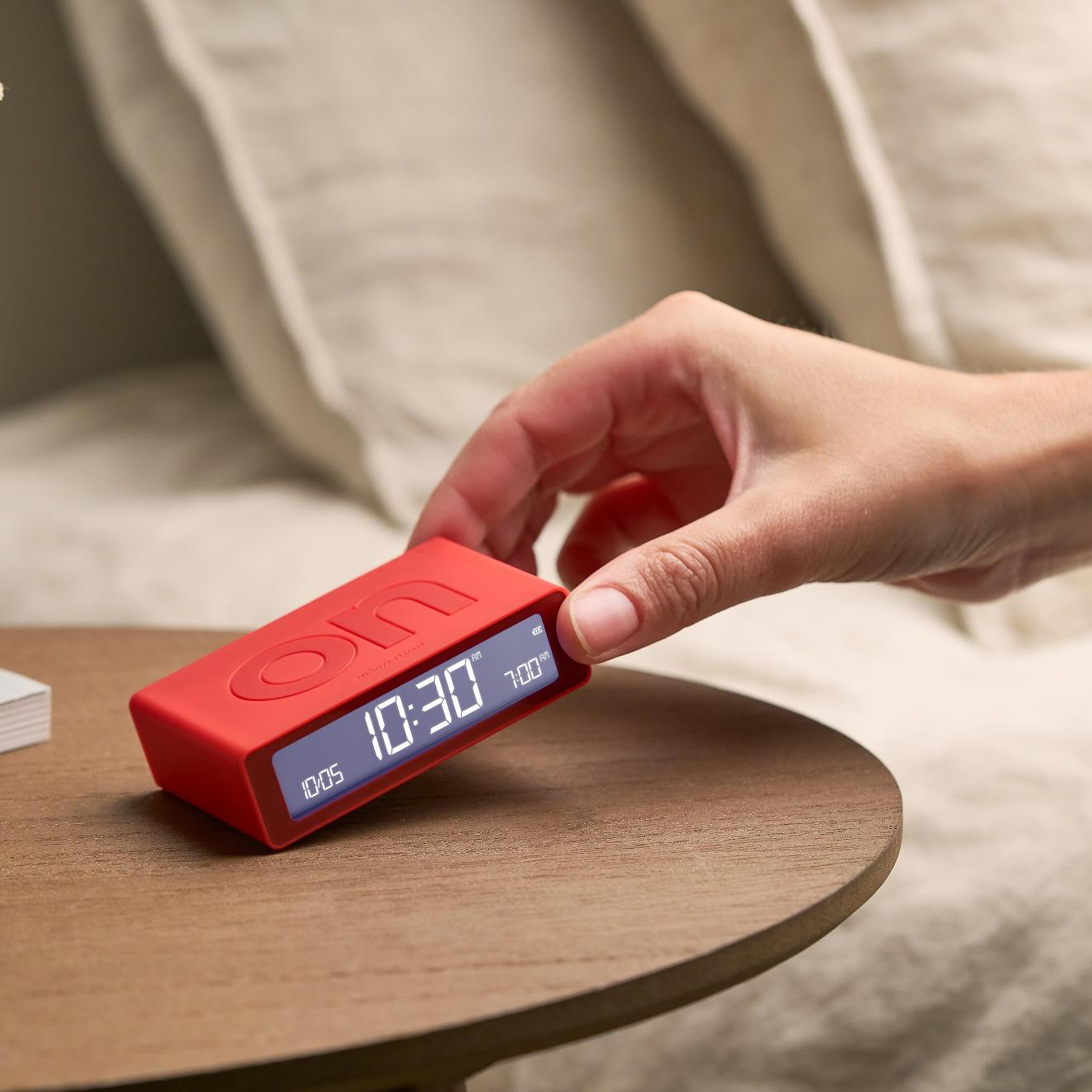 Lexon Flip Mini Şarj Edilebilir Alarm Saat Açık Kırmızı