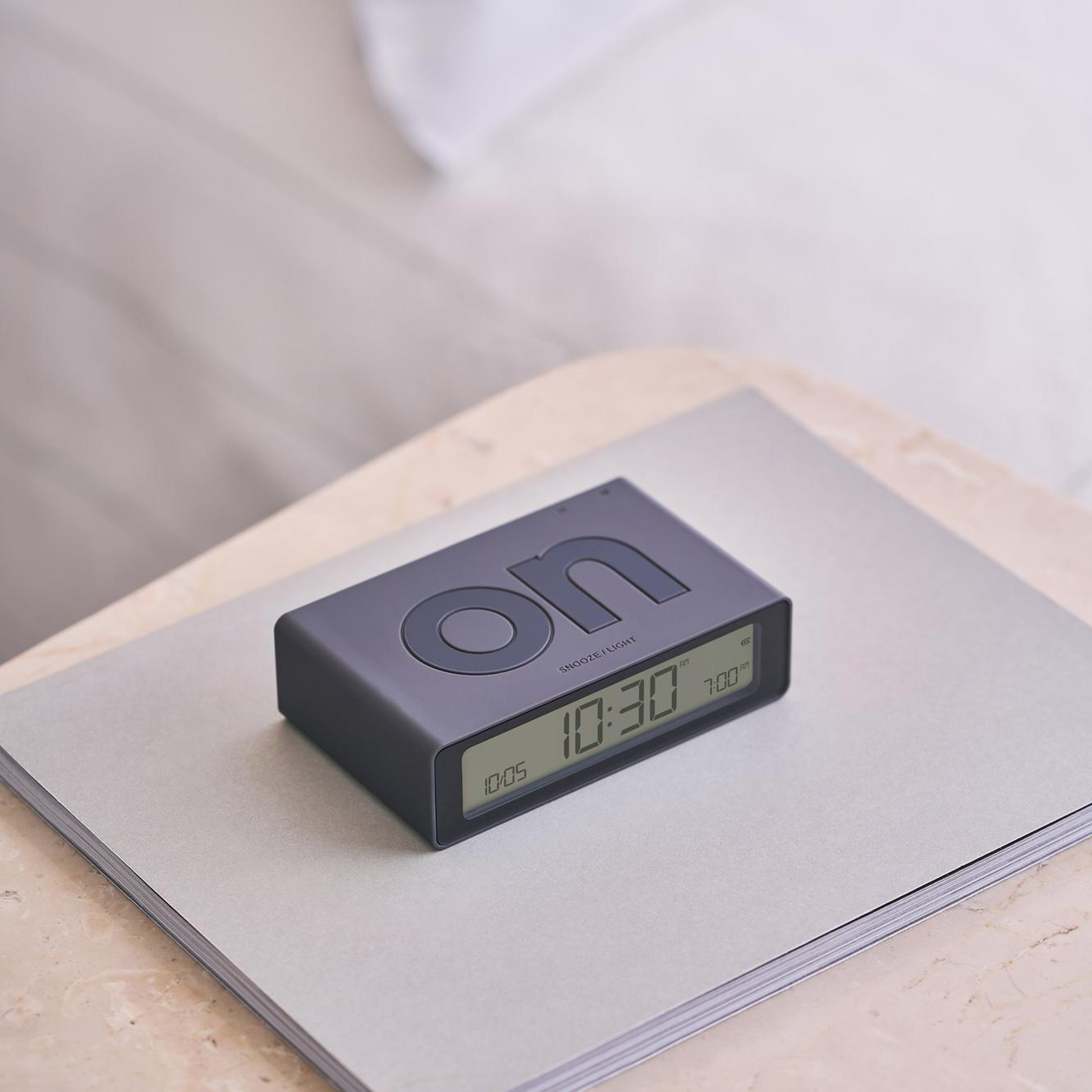 Lexon Flip Mini Şarj Edilebilir Alarm Saat Koyu Gri