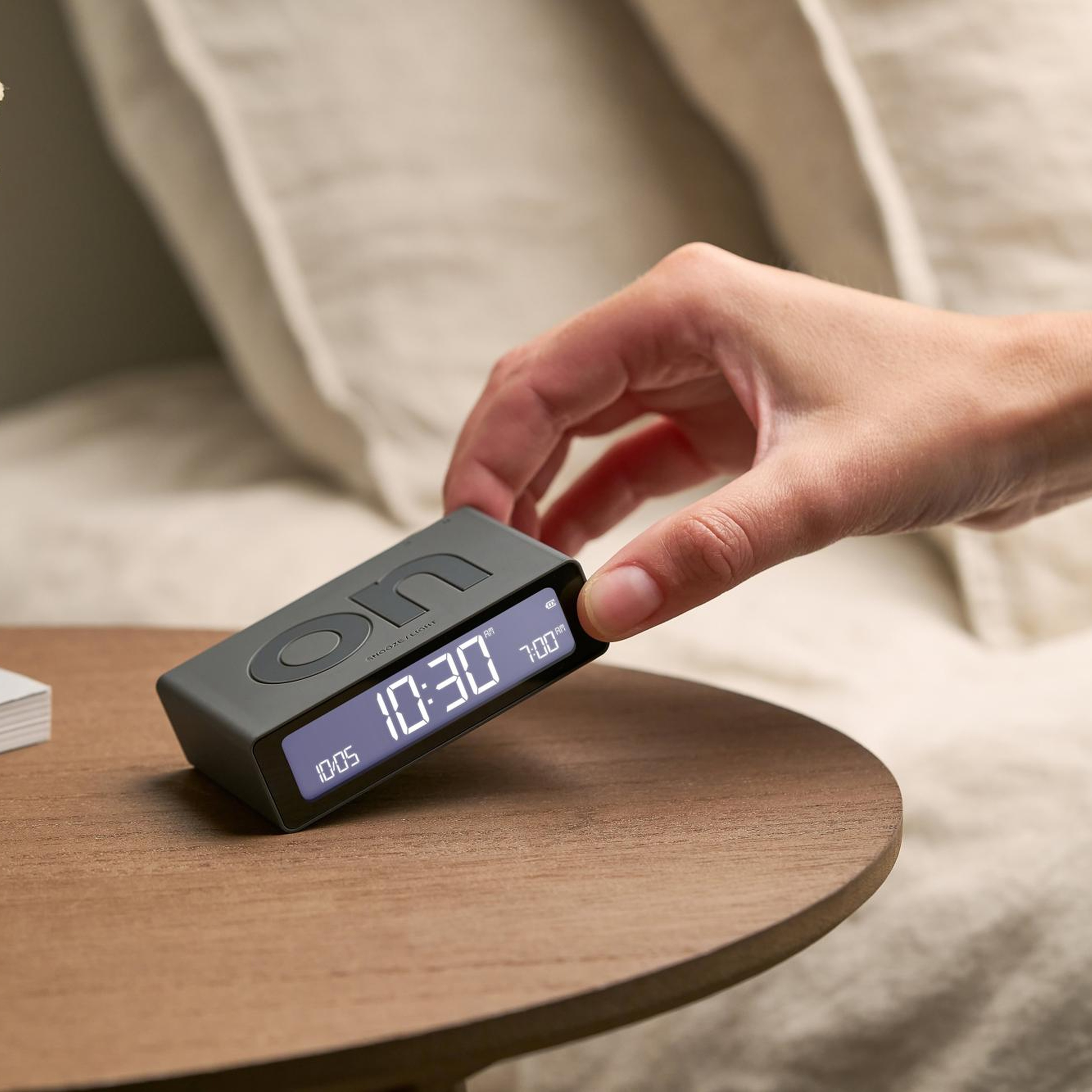Lexon Flip Mini Şarj Edilebilir Alarm Saat Koyu Gri