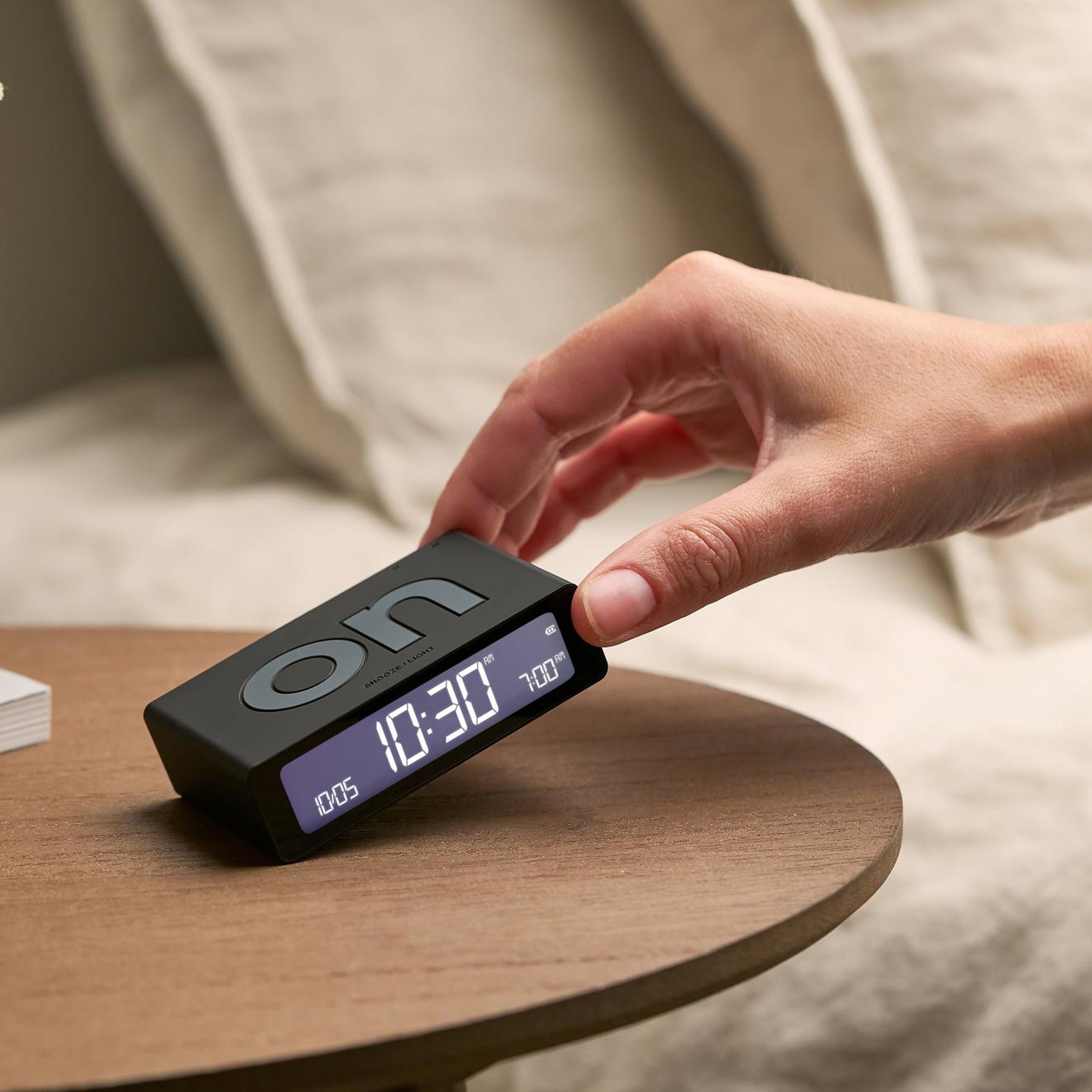 Lexon Flip Mini Şarj Edilebilir Alarm Saat Siyah