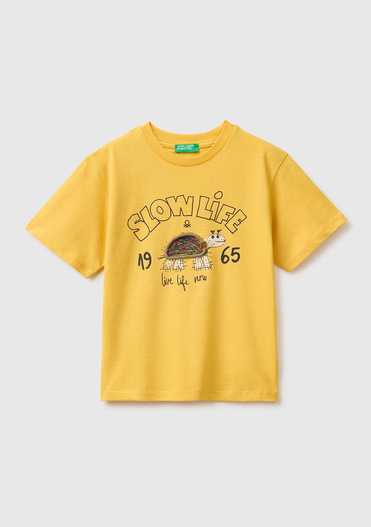 Erkek Çocuk Hardal Sarısı Baskı ve Aplike Detaylı Bisiklet Yaka T-Shirt