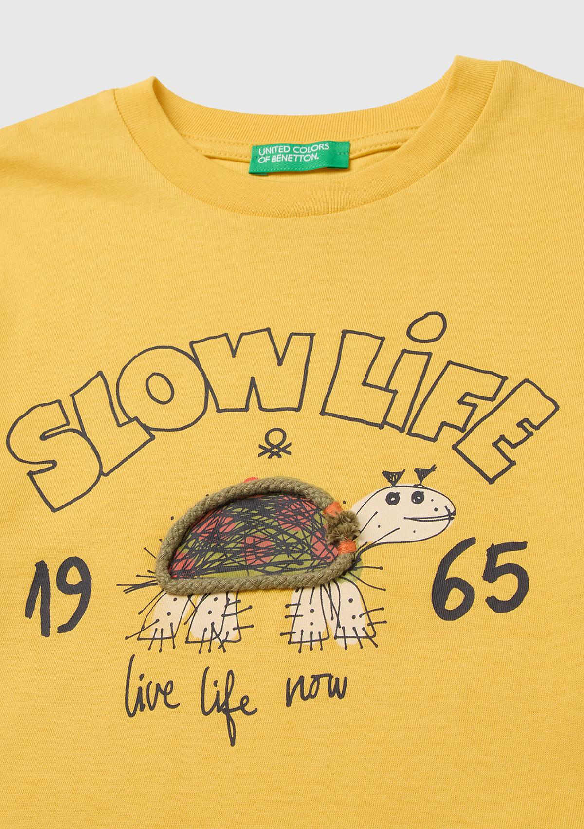 Erkek Çocuk Hardal Sarısı Baskı ve Aplike Detaylı Bisiklet Yaka T-Shirt