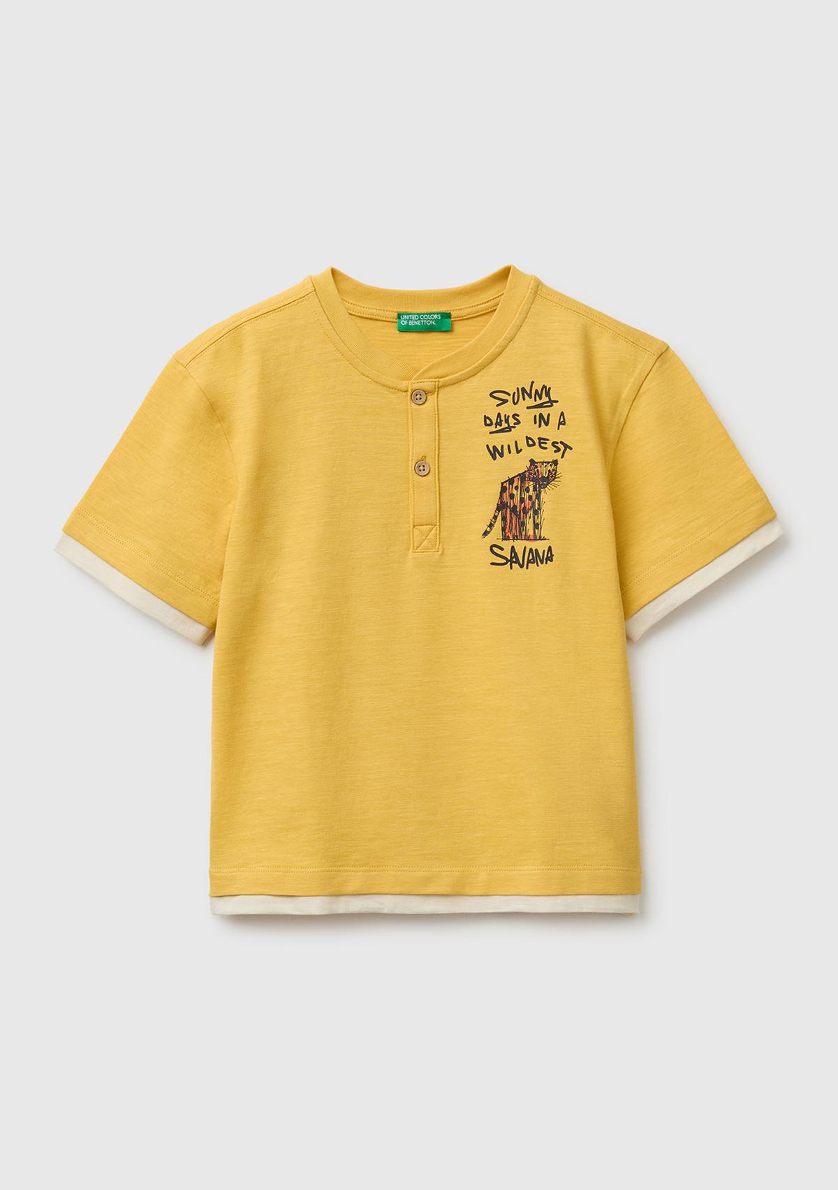 Erkek Çocuk Hardal Sarısı Göğsü Baskı Detaylı Düğmeli Bisiklet Yaka T-Shirt