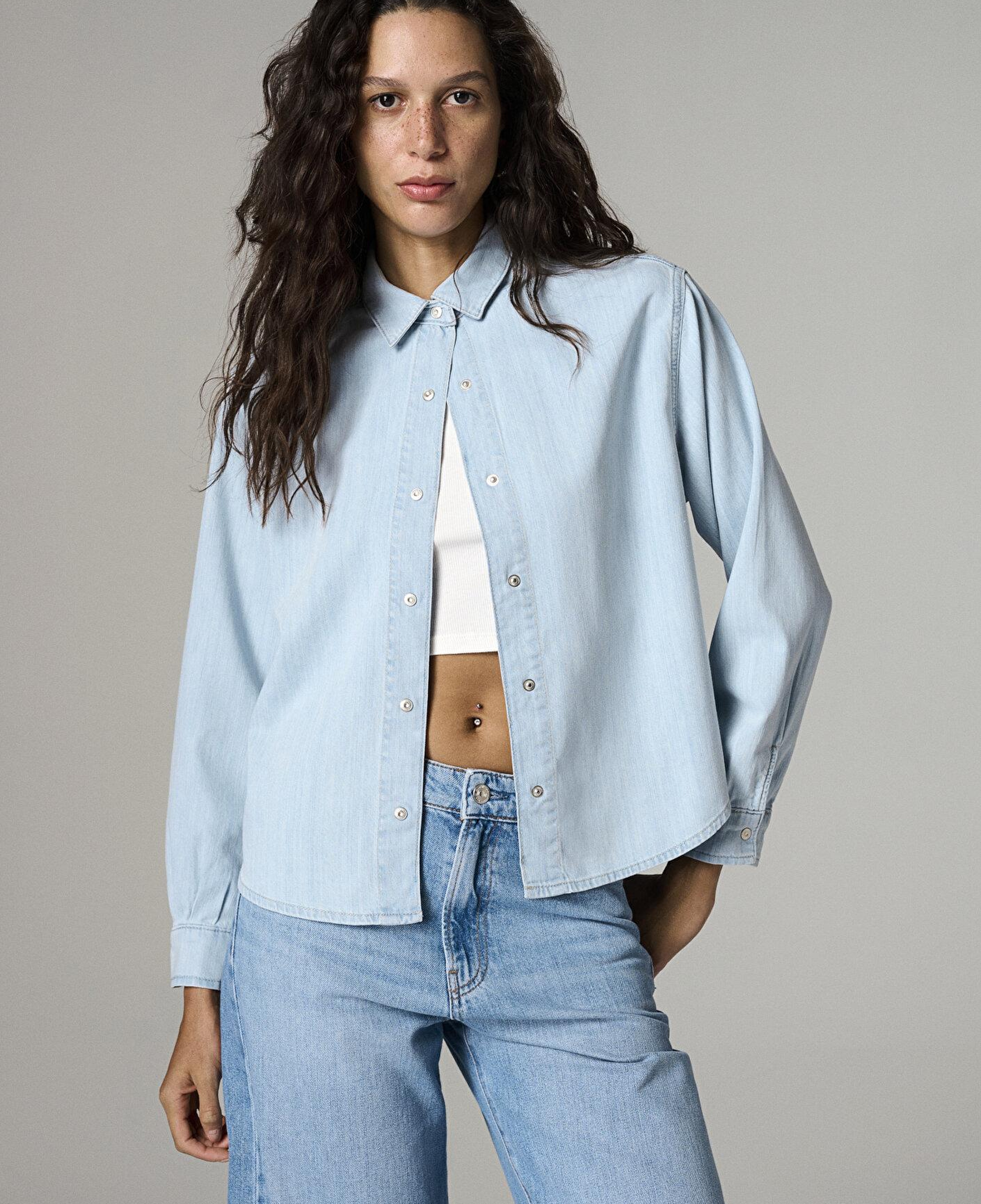 Mavi Carlia Classic Denim Açık Mavi Jean Gömlek Crop / Kısa Kesim 1210924-A1586