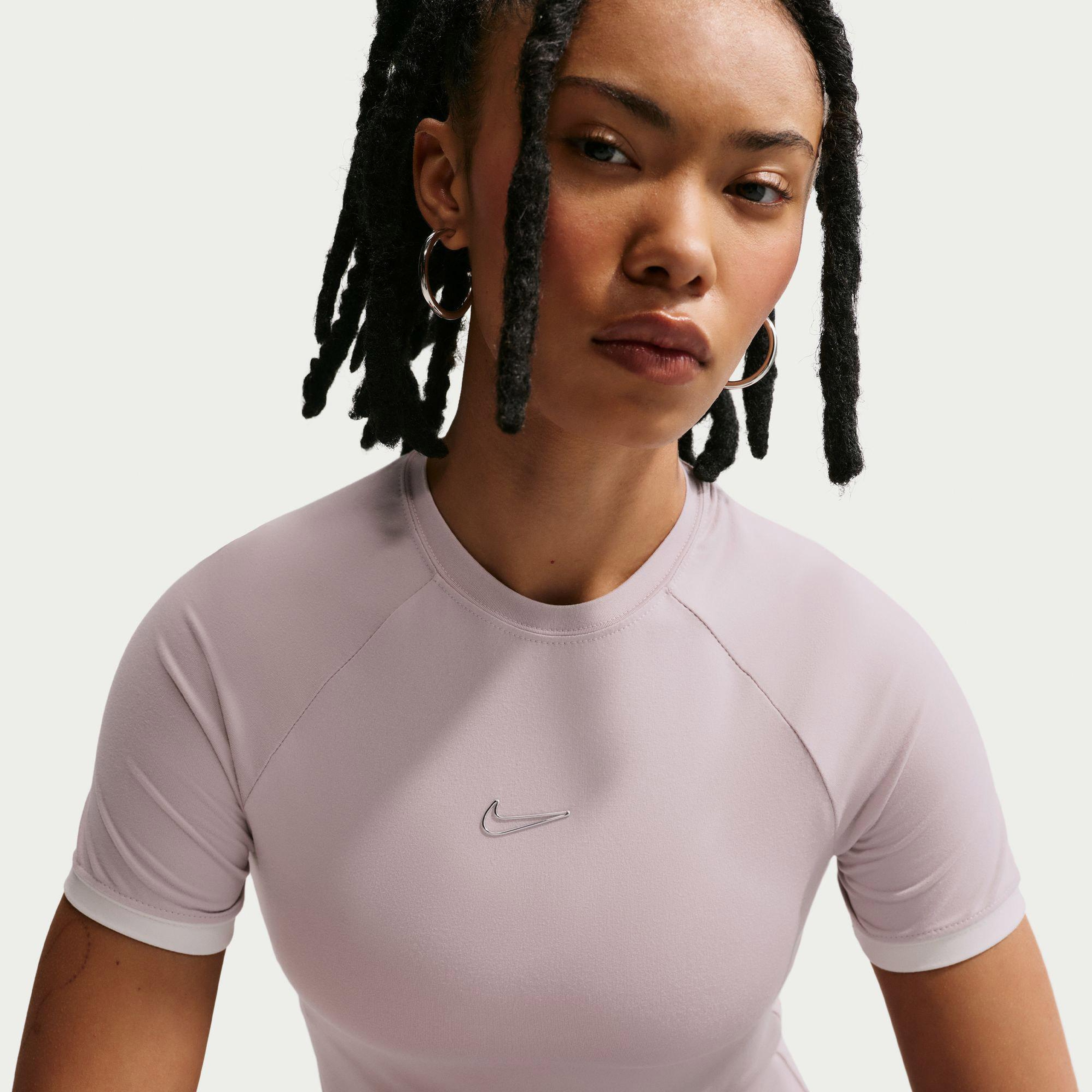 Nike Sportswear Dar Kesimli Kısa Kollu Kadın Pembe T-Shirt