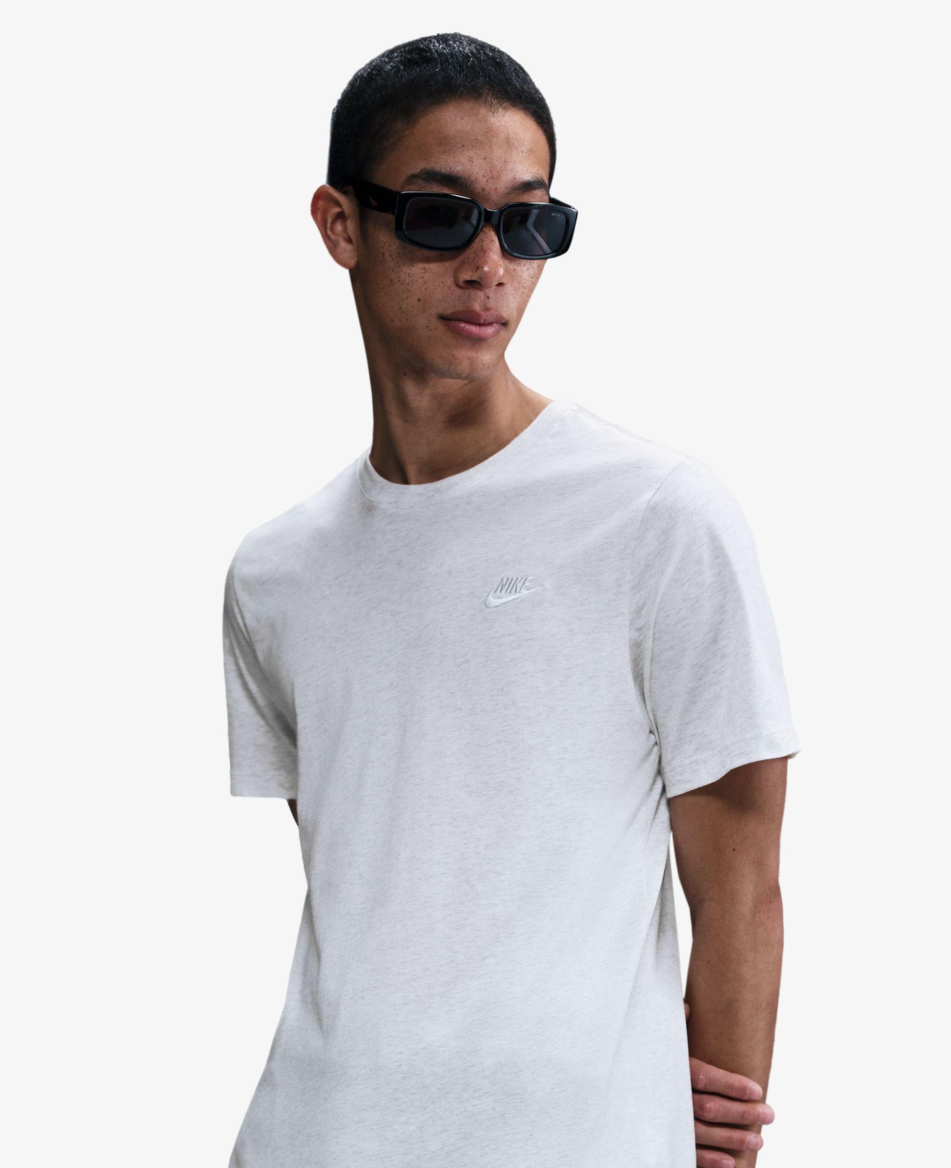 Nike Sportswear Club Erkek Beyaz Tişört