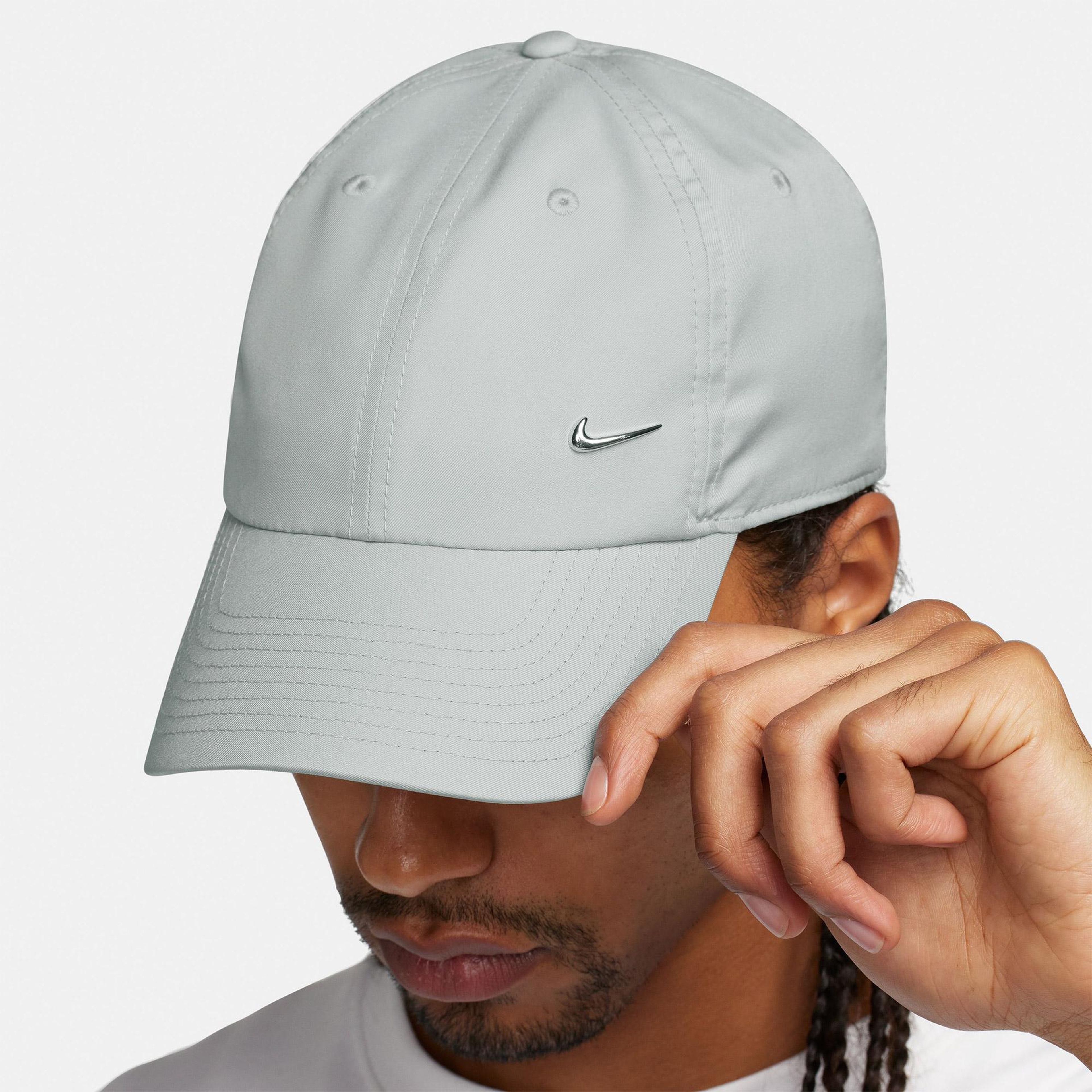 Nike Dri-FIT Club Yumuşak Metal Swoosh Unisex Gri Şapka