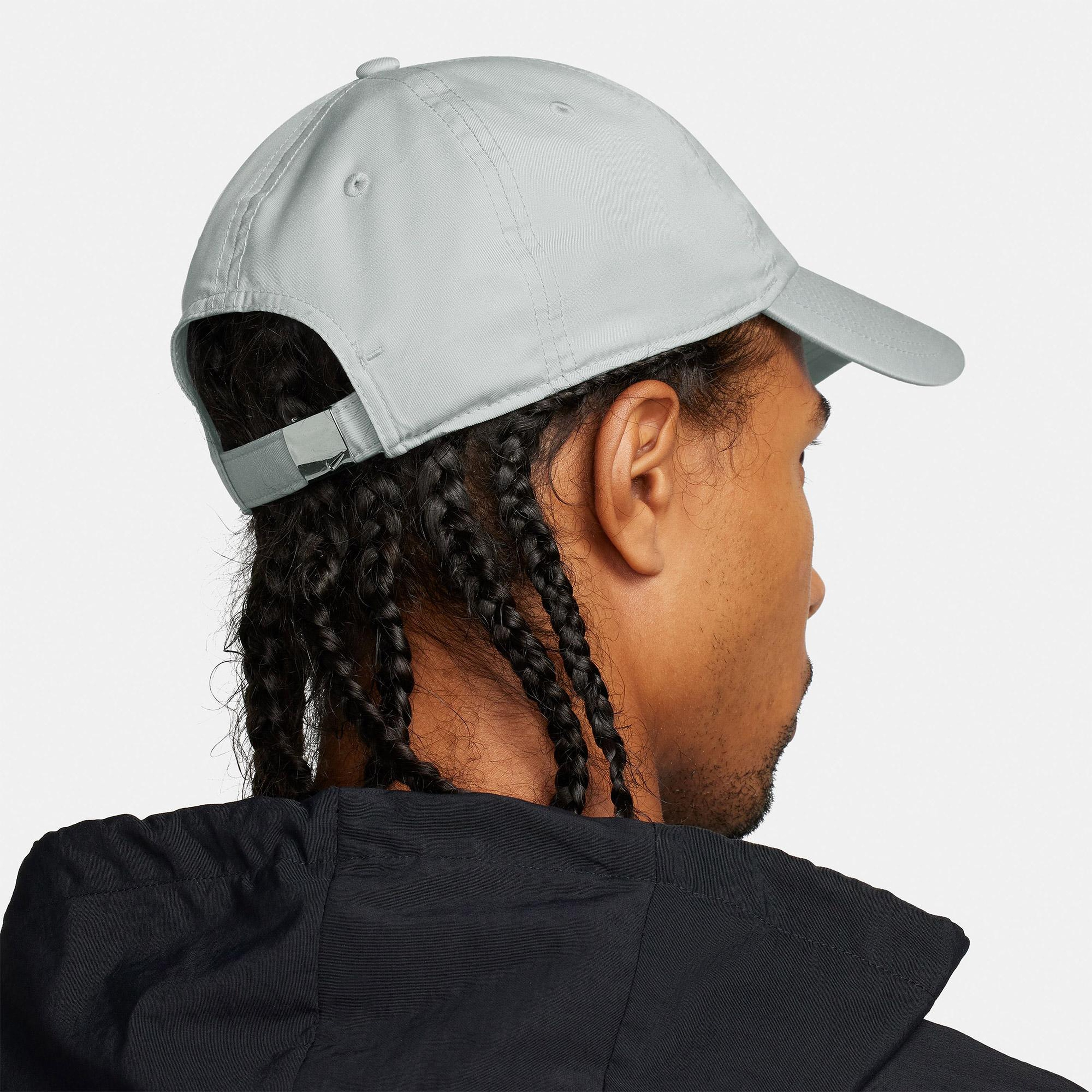 Nike Dri-FIT Club Yumuşak Metal Swoosh Unisex Gri Şapka