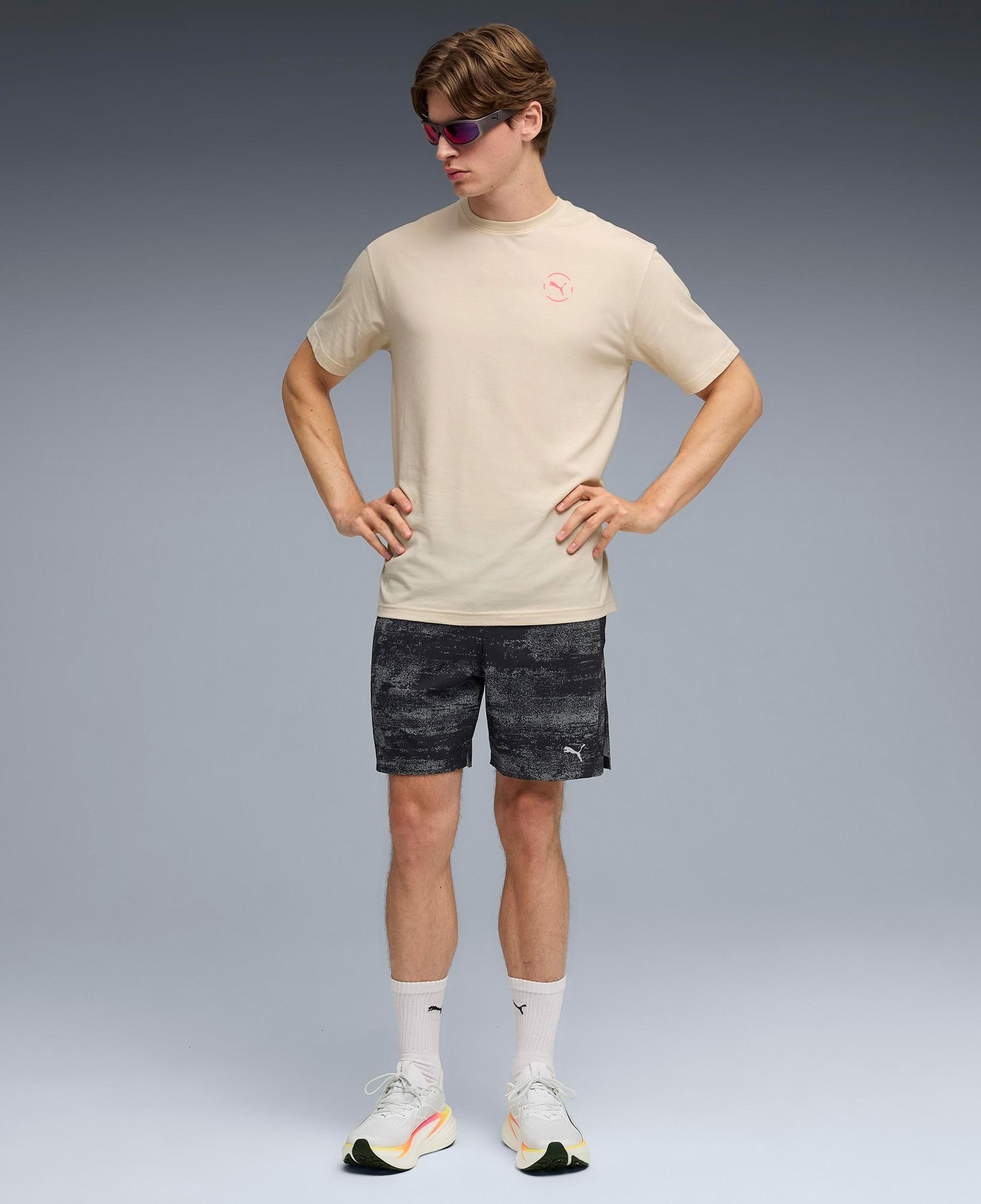 Puma Run Club Relaxed Graphic Erkek Krem Koşu T-Shirt
