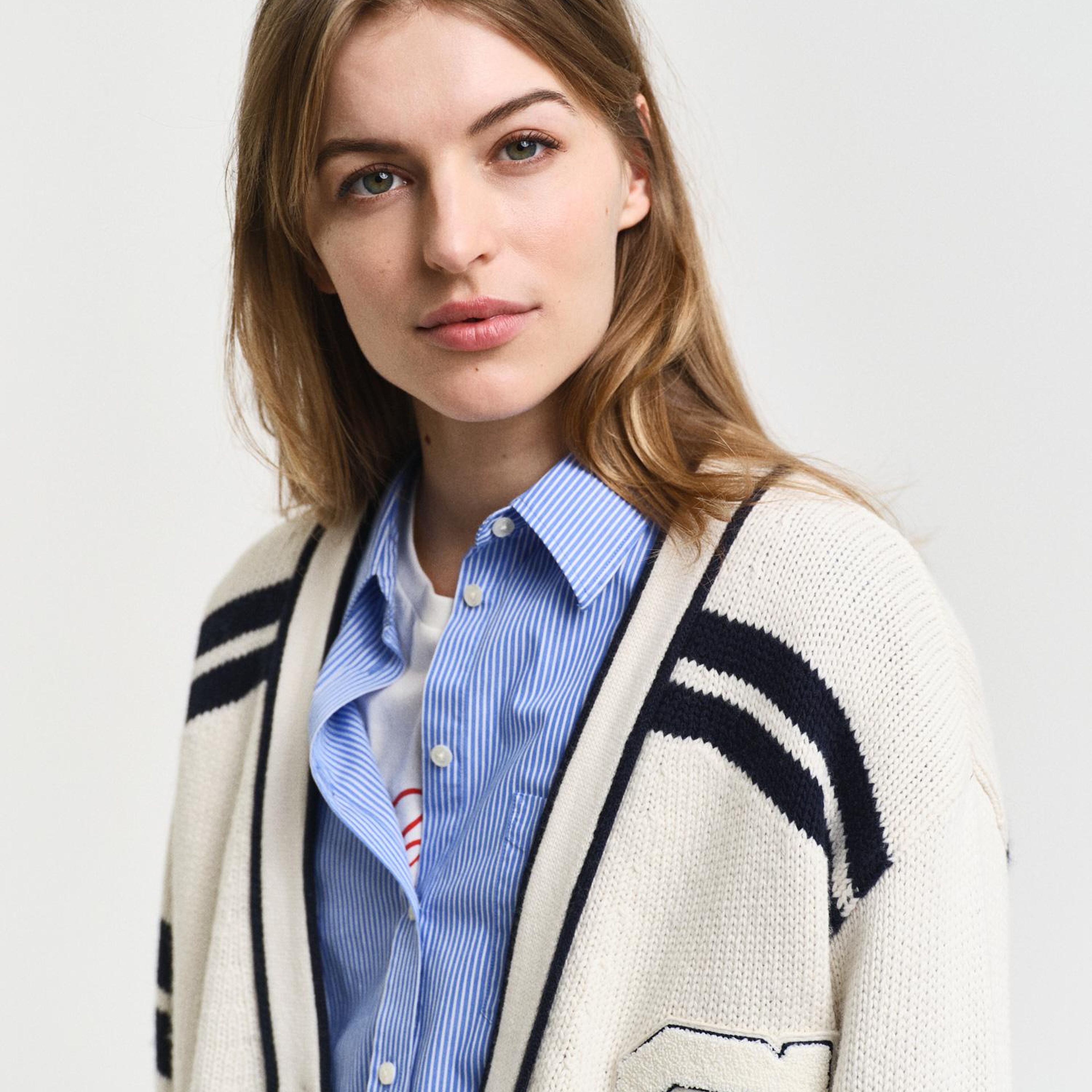 GANT Kadın Beyaz Oversize Fit Klasik Yaka Logolu Hırka