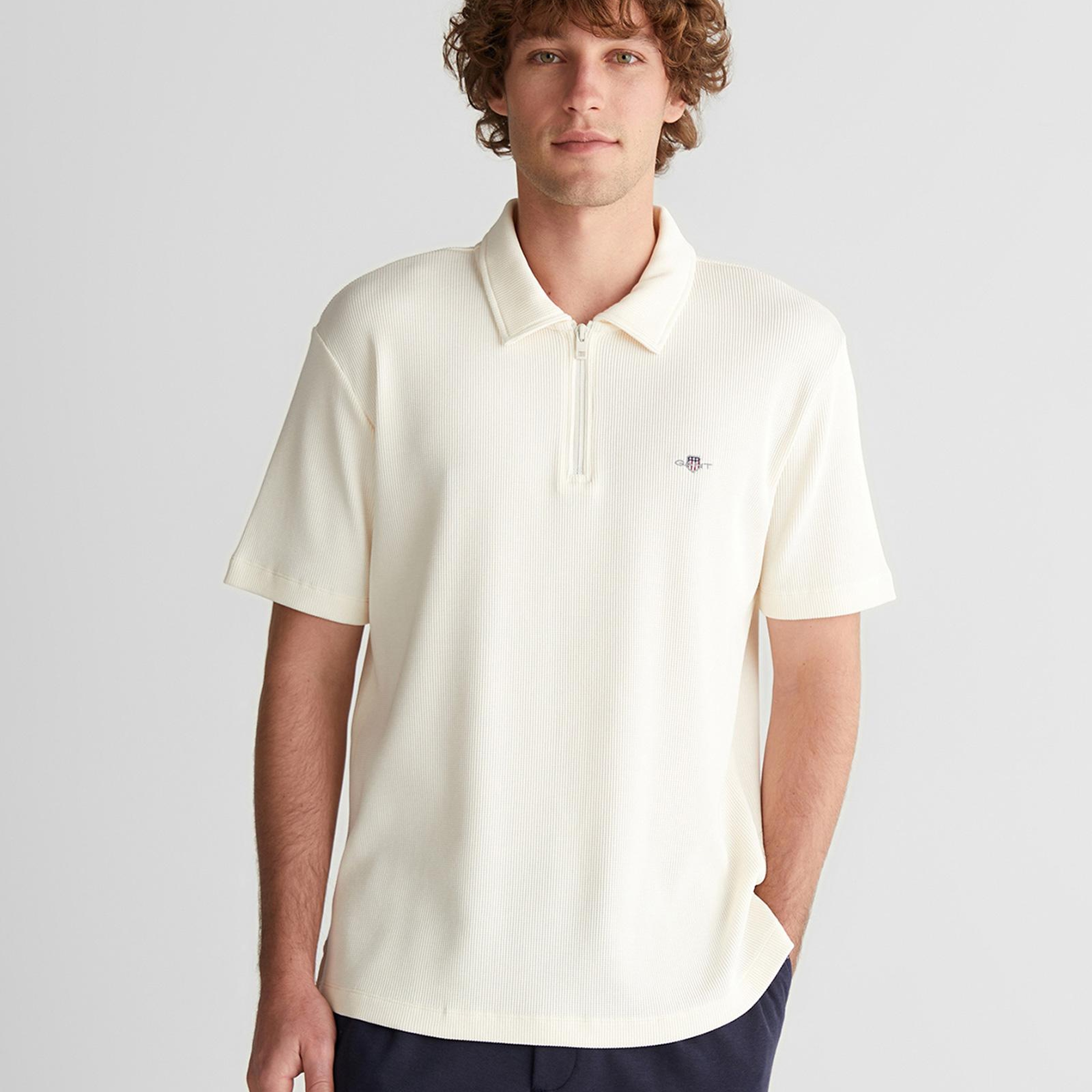 GANT Erkek Krem Relaxed Fit Yarım Fermuarlı Logolu Polo Yaka T-Shirt