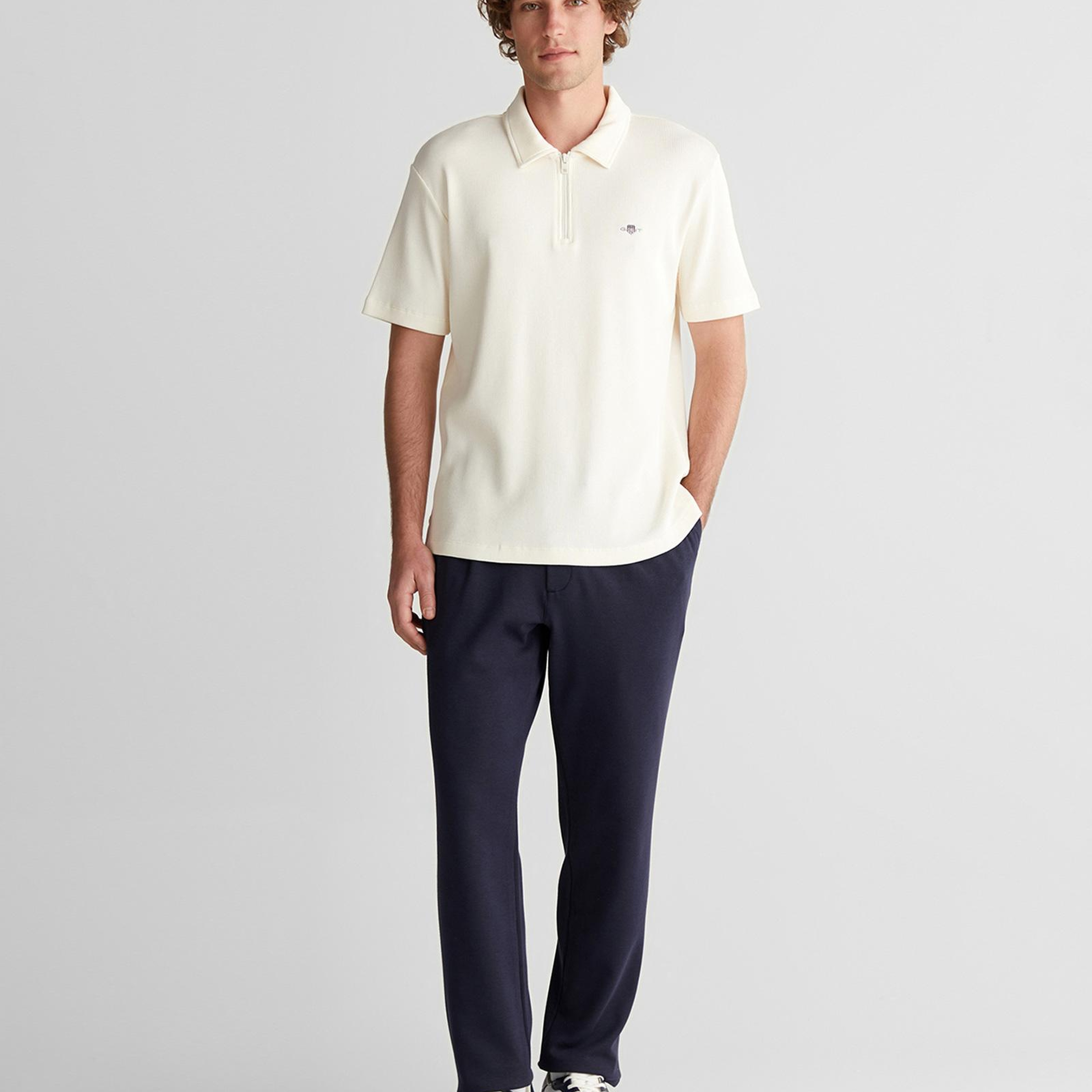 GANT Erkek Krem Relaxed Fit Yarım Fermuarlı Logolu Polo Yaka T-Shirt