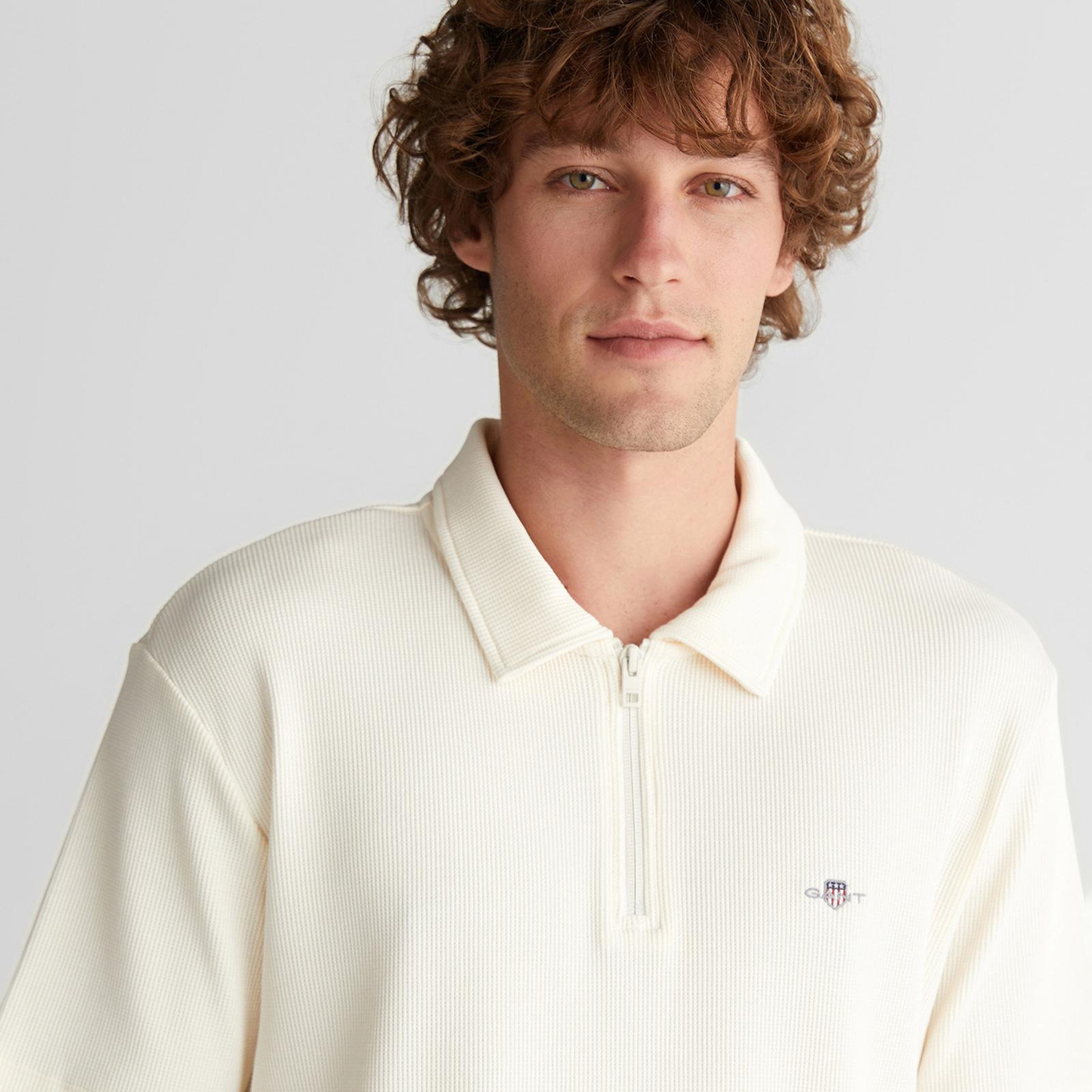 GANT Erkek Krem Relaxed Fit Yarım Fermuarlı Logolu Polo Yaka T-Shirt