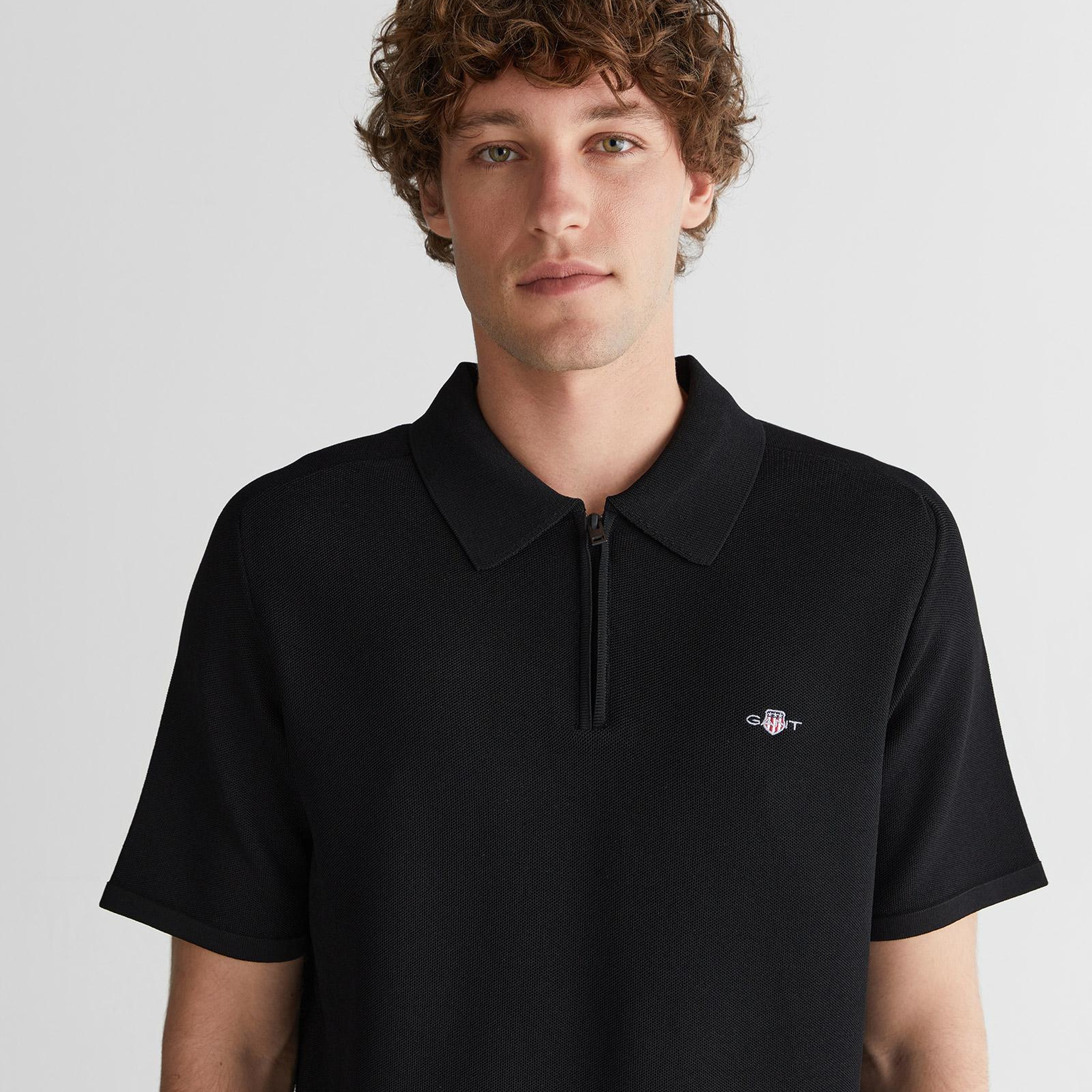 GANT Erkek Siyah Regular Fit Yarım Fermuarlı Kısa Kollu T-Shirt
