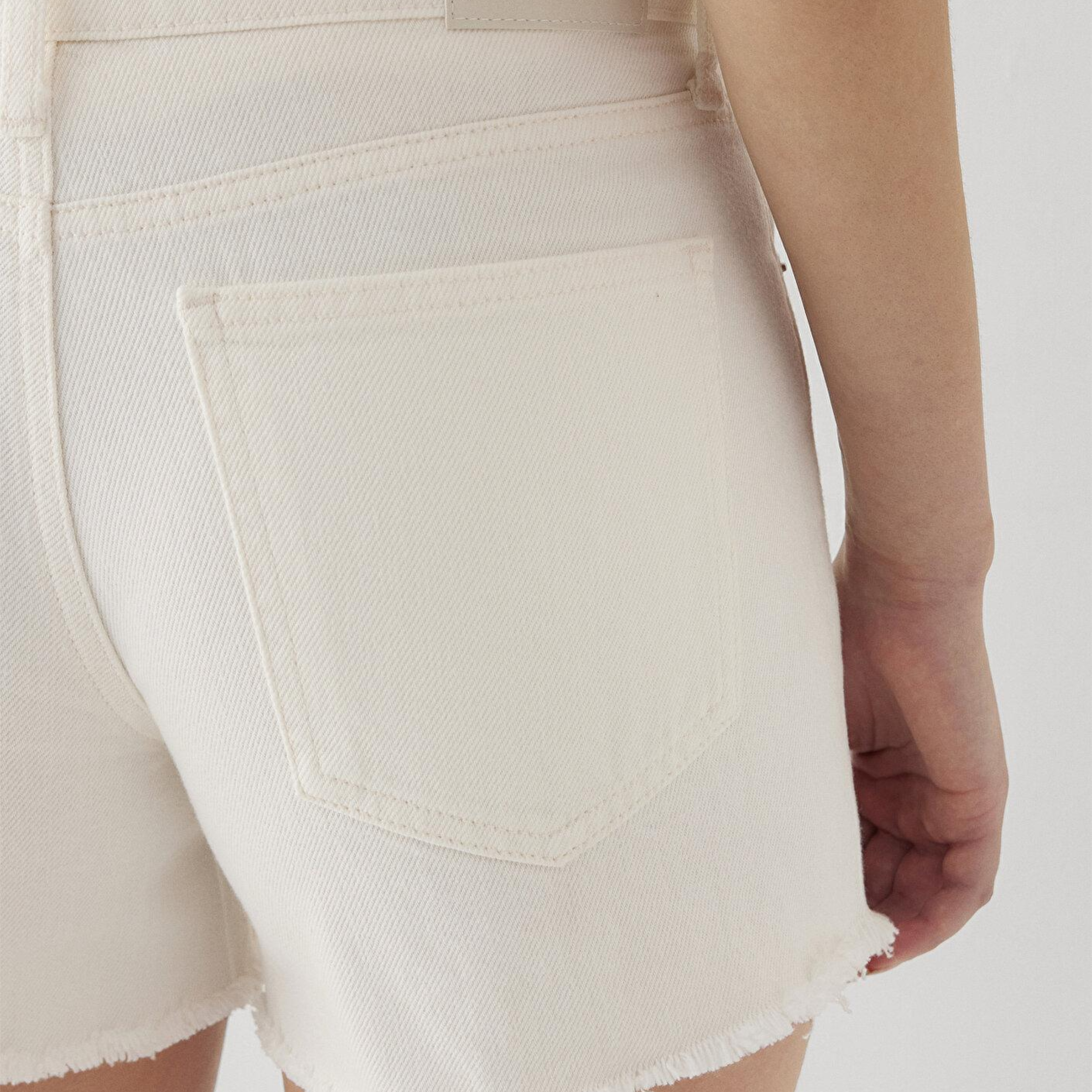 Mavi TAYLOR SHORT Classic Denim Kırık Beyaz Jean Şort 1421021-A3927