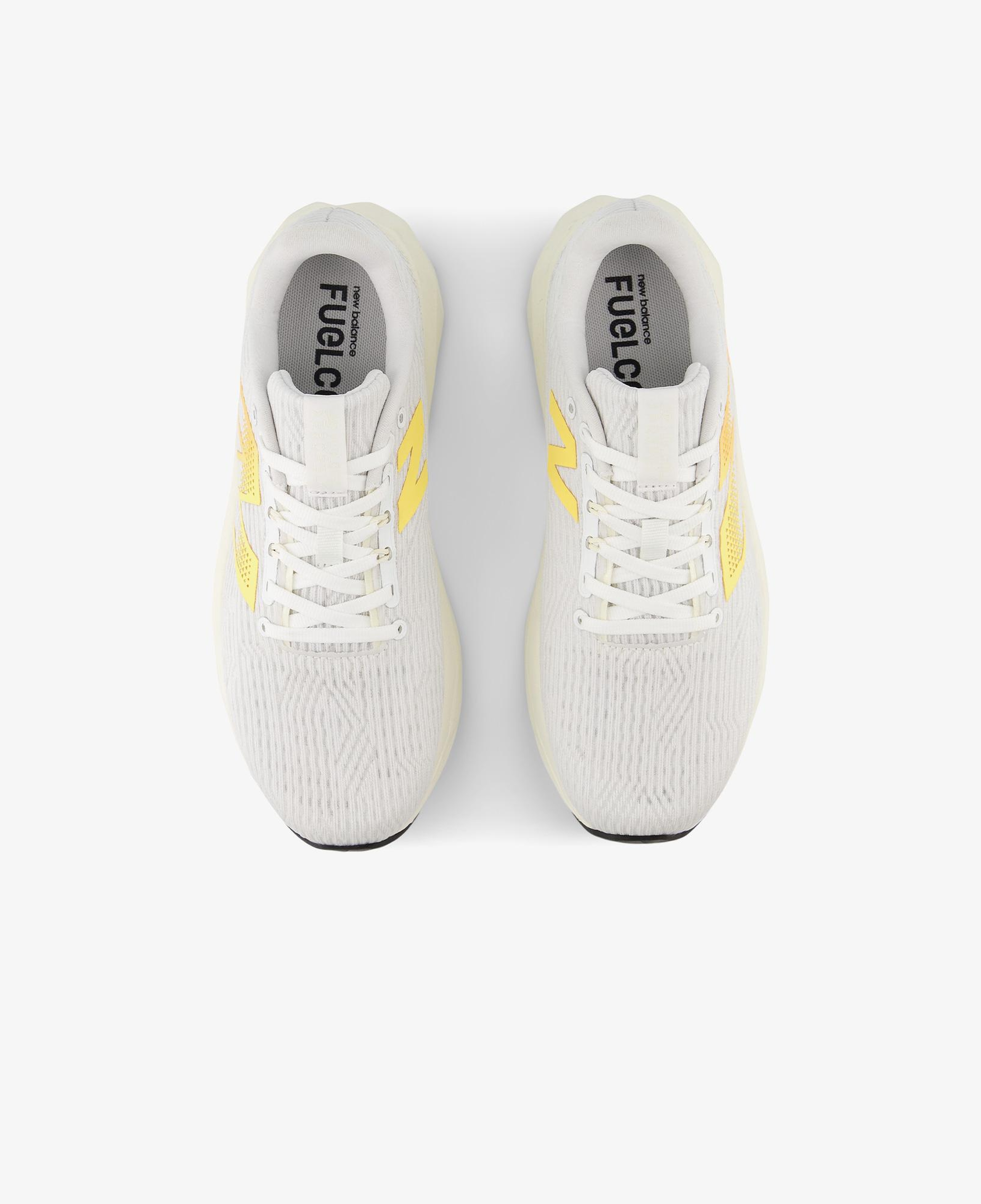 New Balance FuelCell Propel v5 Kadın Beyaz Koşu Ayakkabısı