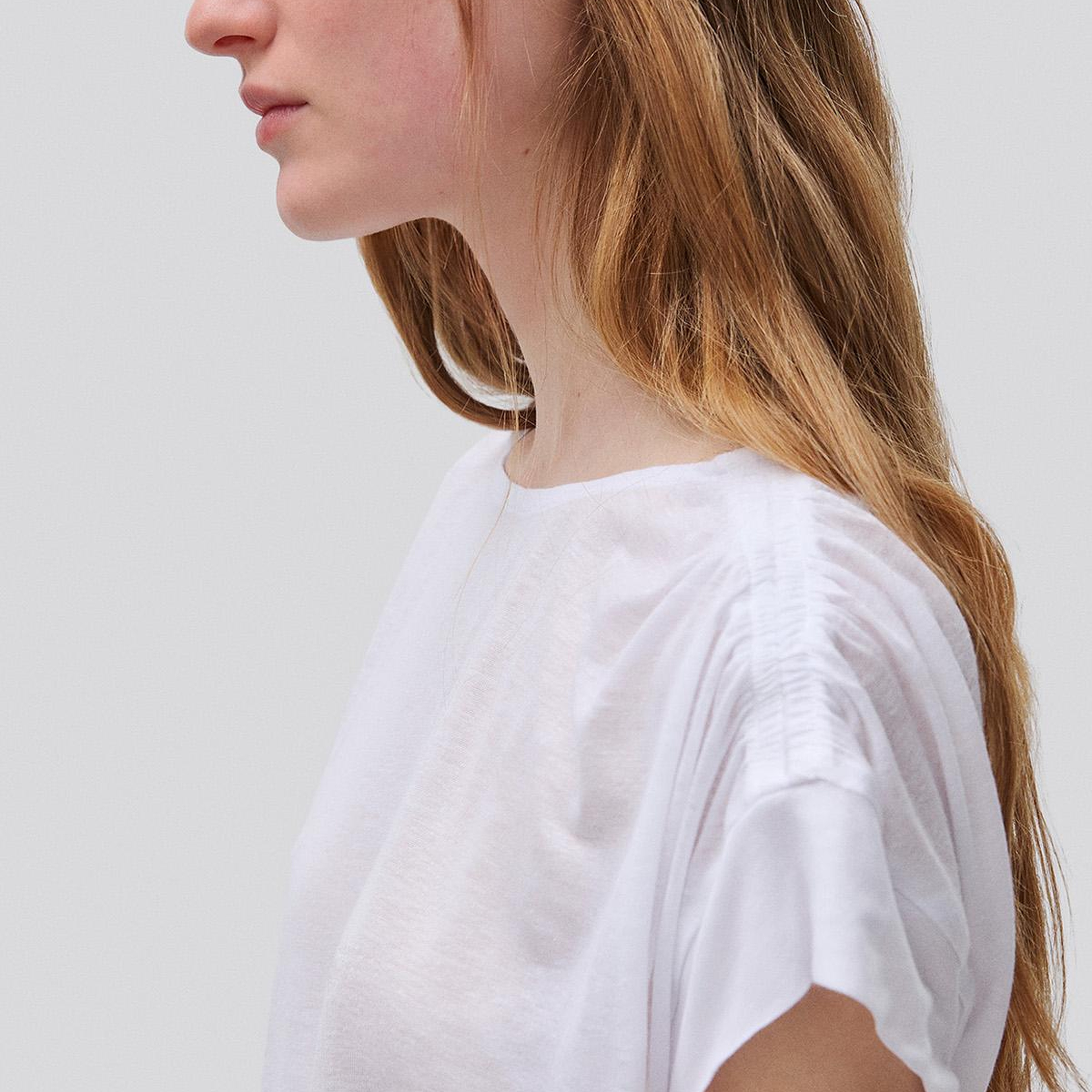 Kadın Beyaz Keten Liyosel Karışımlı Omuzları Büzgü Detaylı T-Shirt