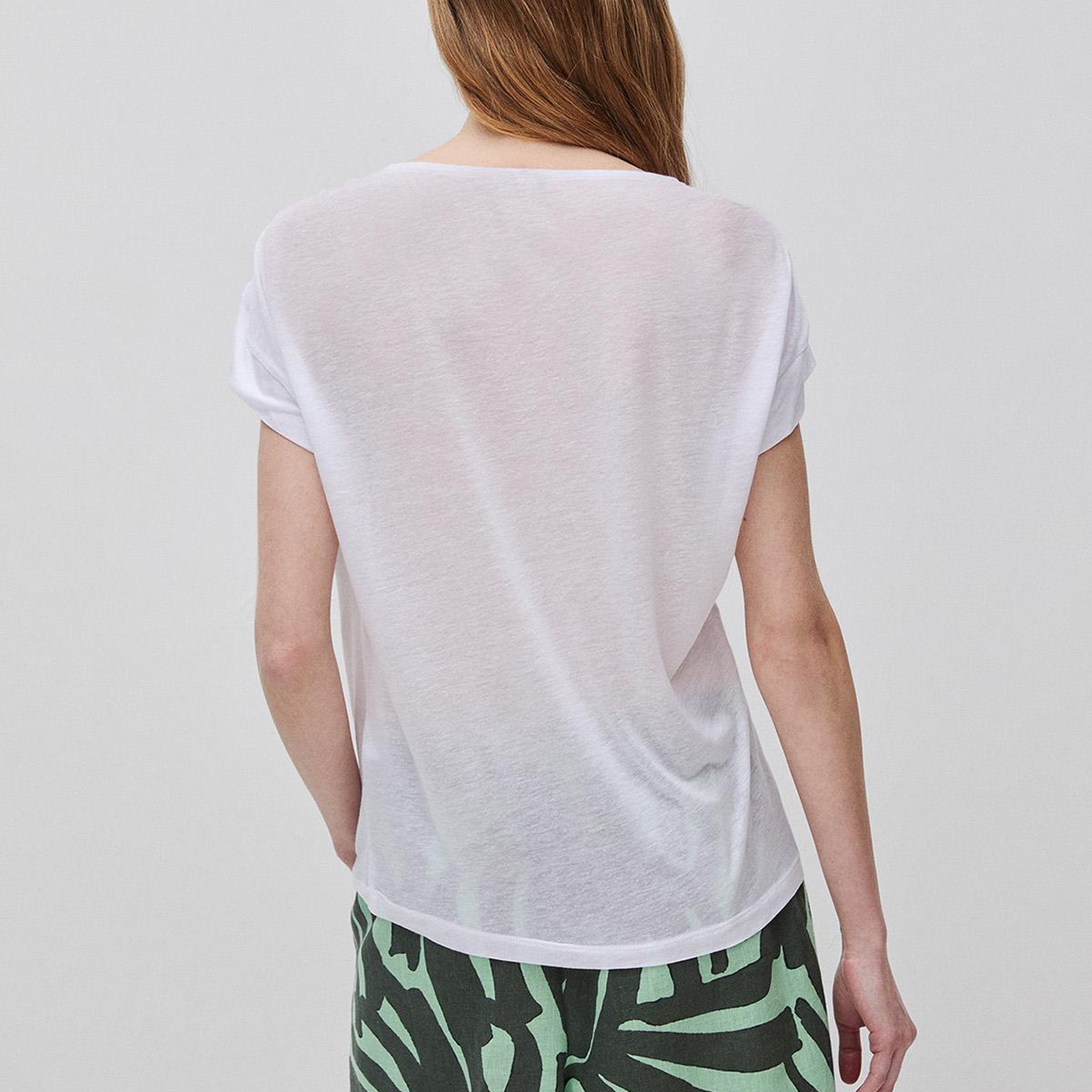Kadın Beyaz Keten Liyosel Karışımlı Omuzları Büzgü Detaylı T-Shirt