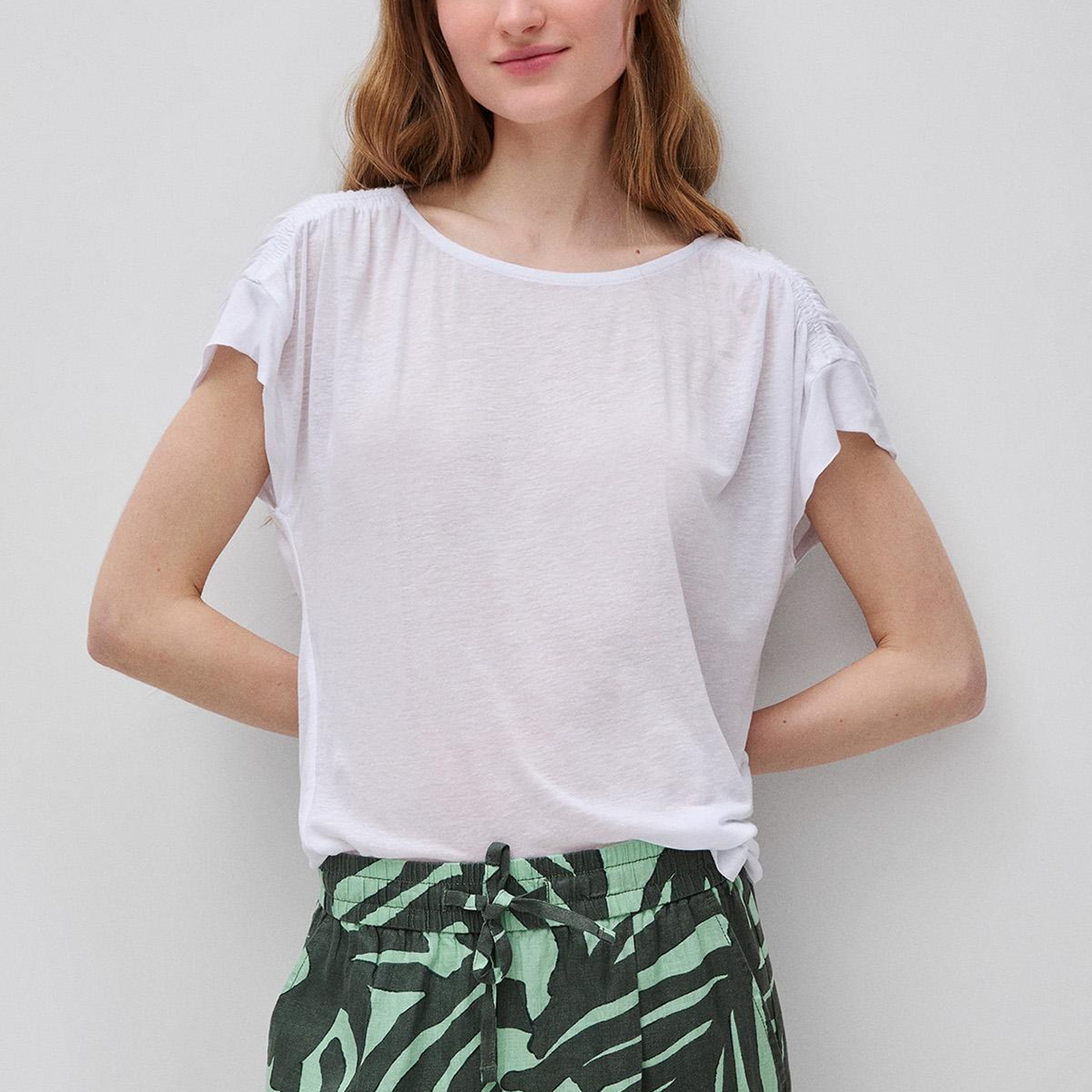 Kadın Beyaz Keten Liyosel Karışımlı Omuzları Büzgü Detaylı T-Shirt