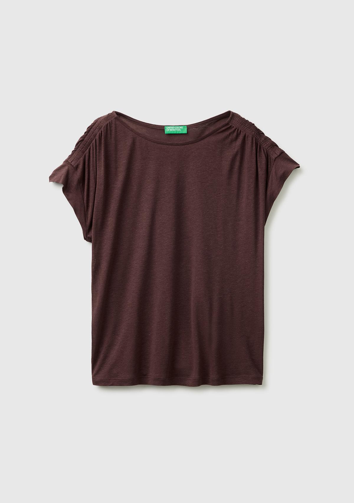 Kadın Kahverengi Keten Liyosel Karışımlı Omuzları Büzgü Detaylı T-Shirt