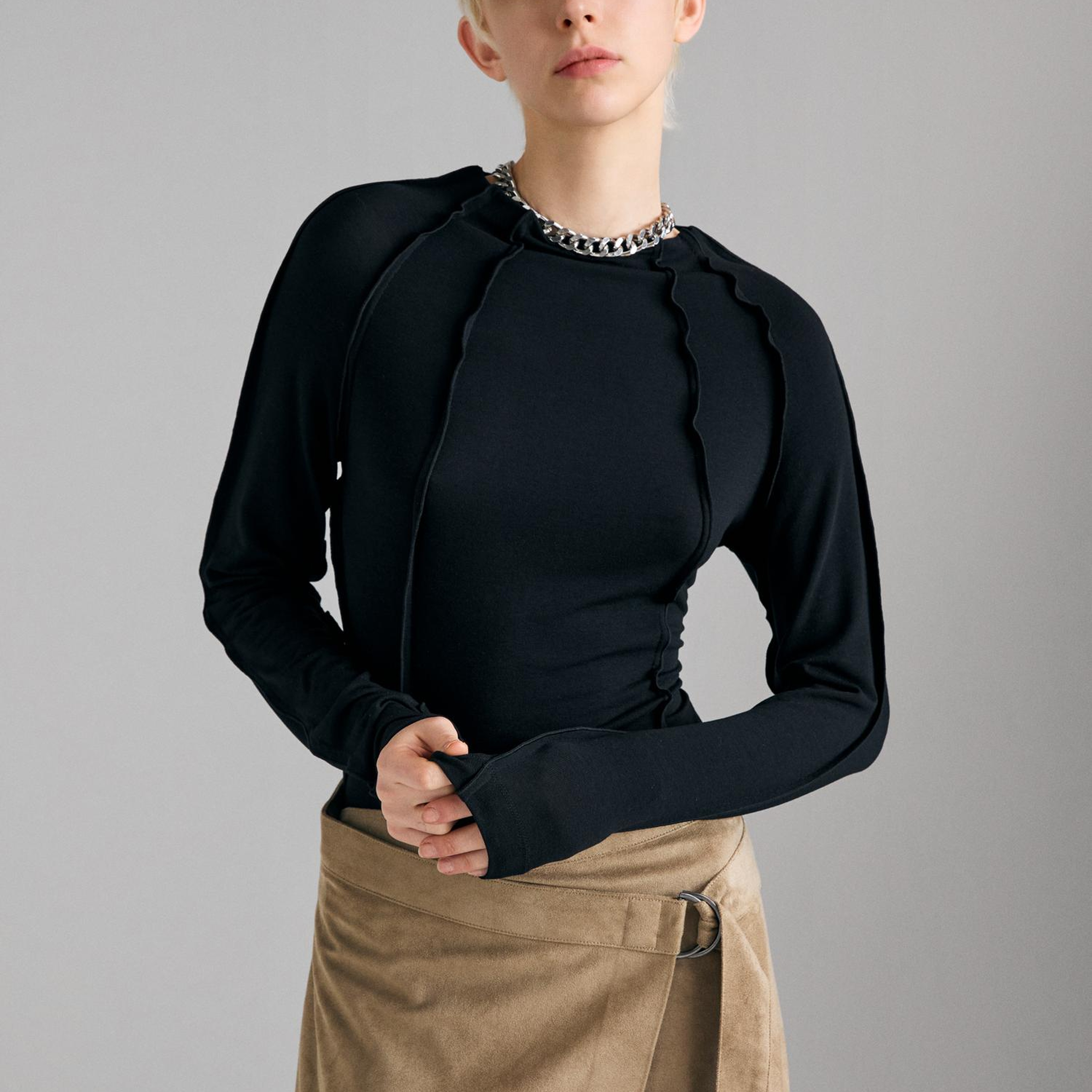 Kadın Siyah Viskoz Karışımlı Ters Dikiş Detaylı Regular Fit Sweatshirt
