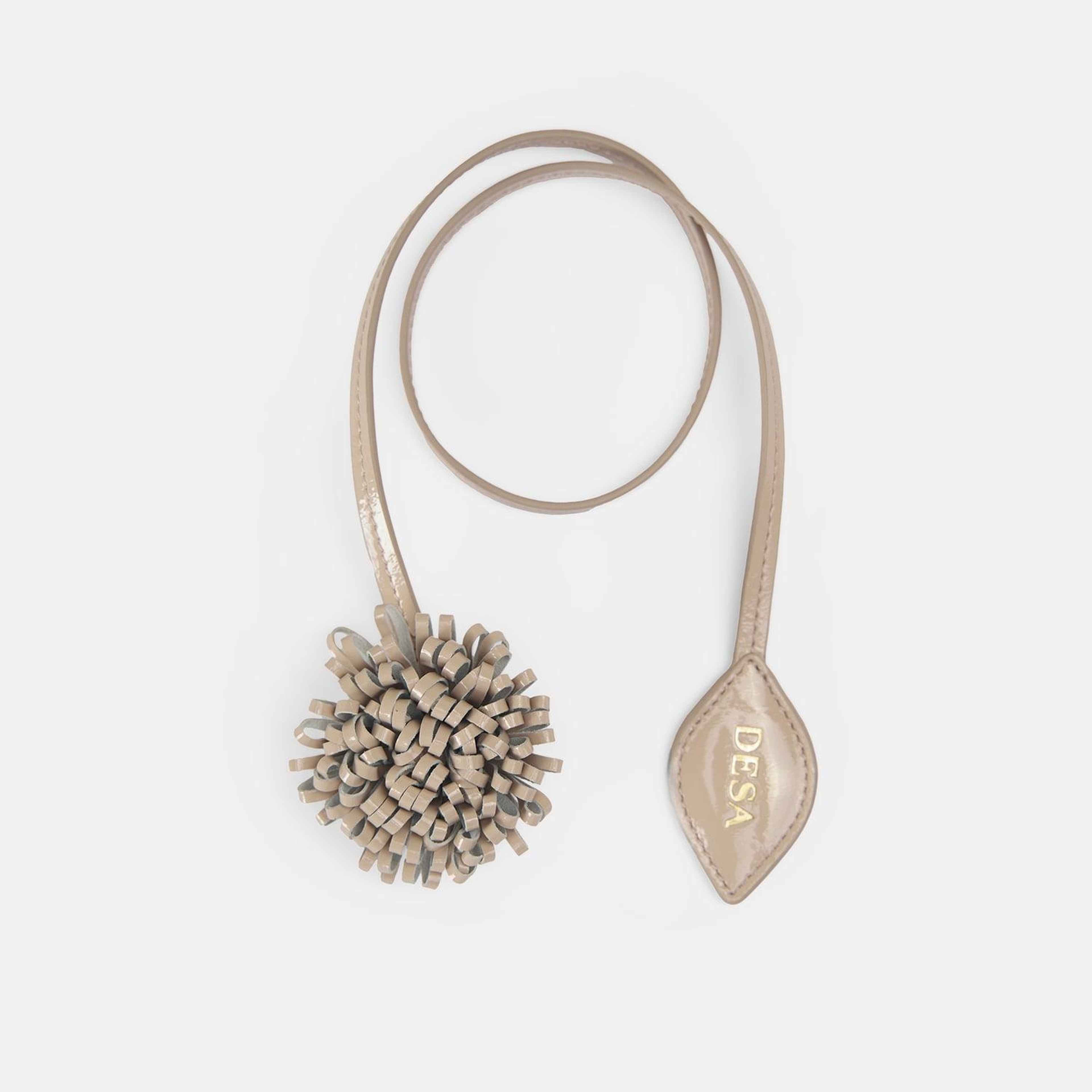 Bej Çiçek Figürlü Monogram Detaylı Deri Charm