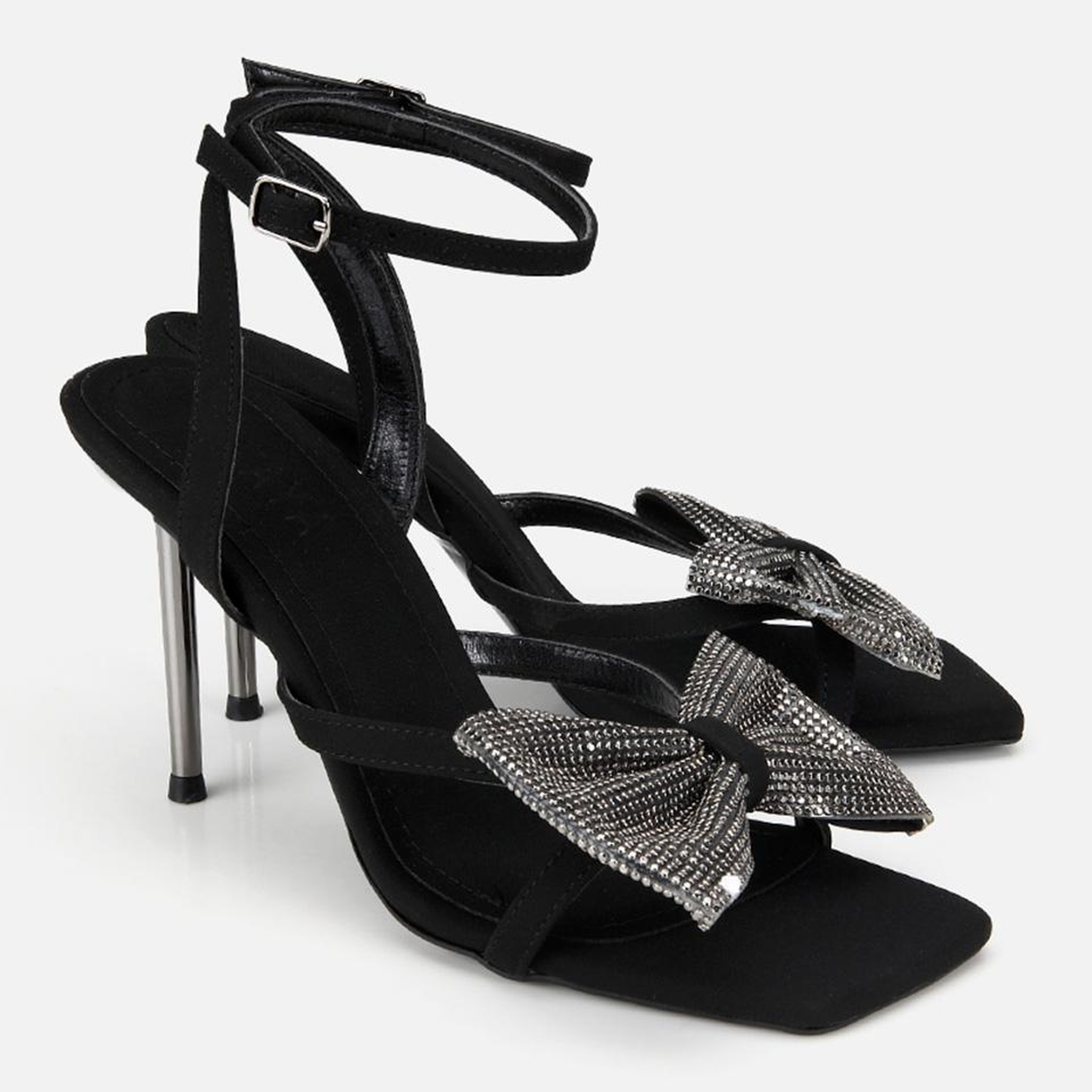 Kadın Siyah Taşlı Fiyonk Detaylı İnce Topuklu Stiletto
