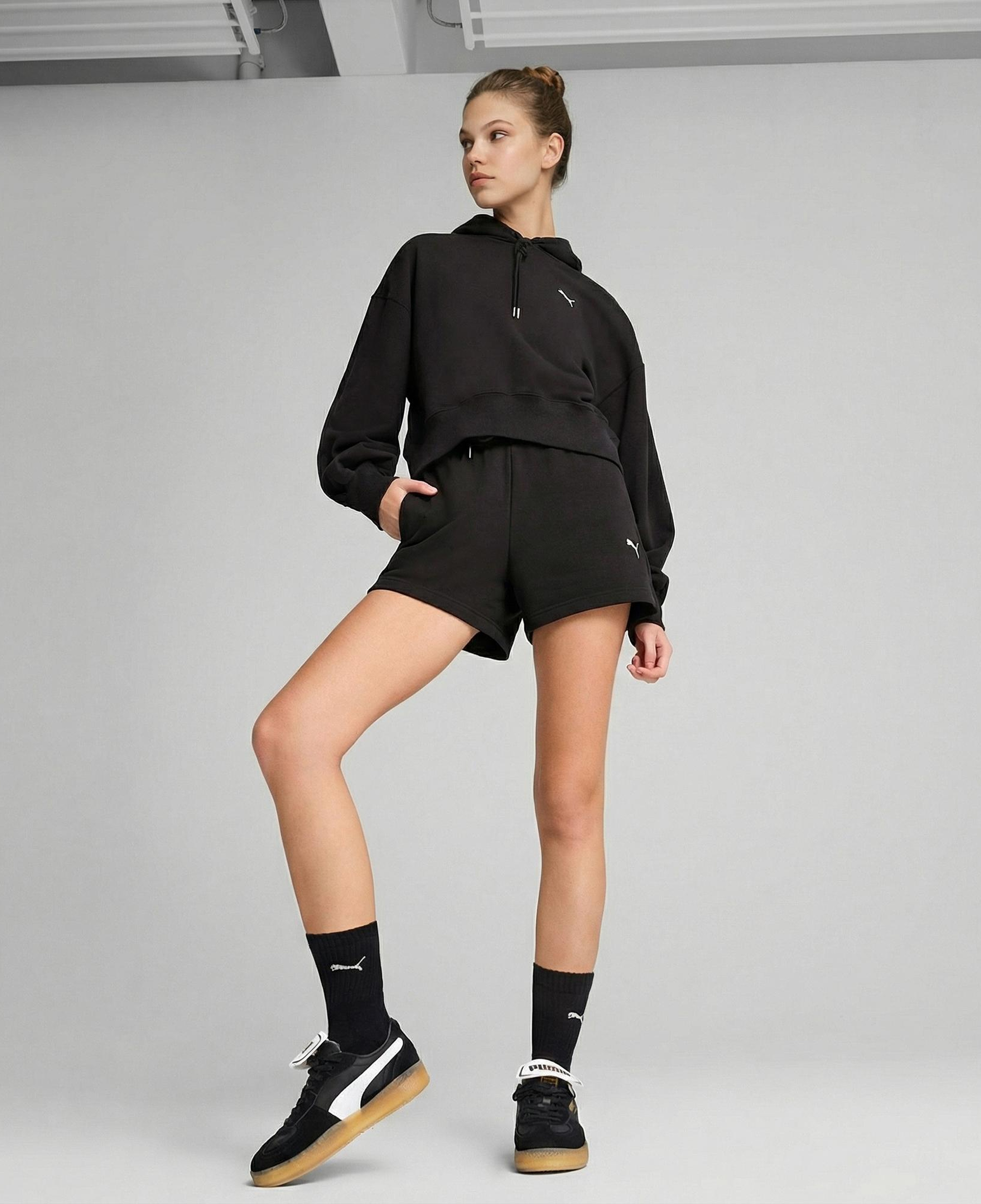 Puma Wardrobe Essential Relaxed Cropped  Kadın Siyah Sweatshirt