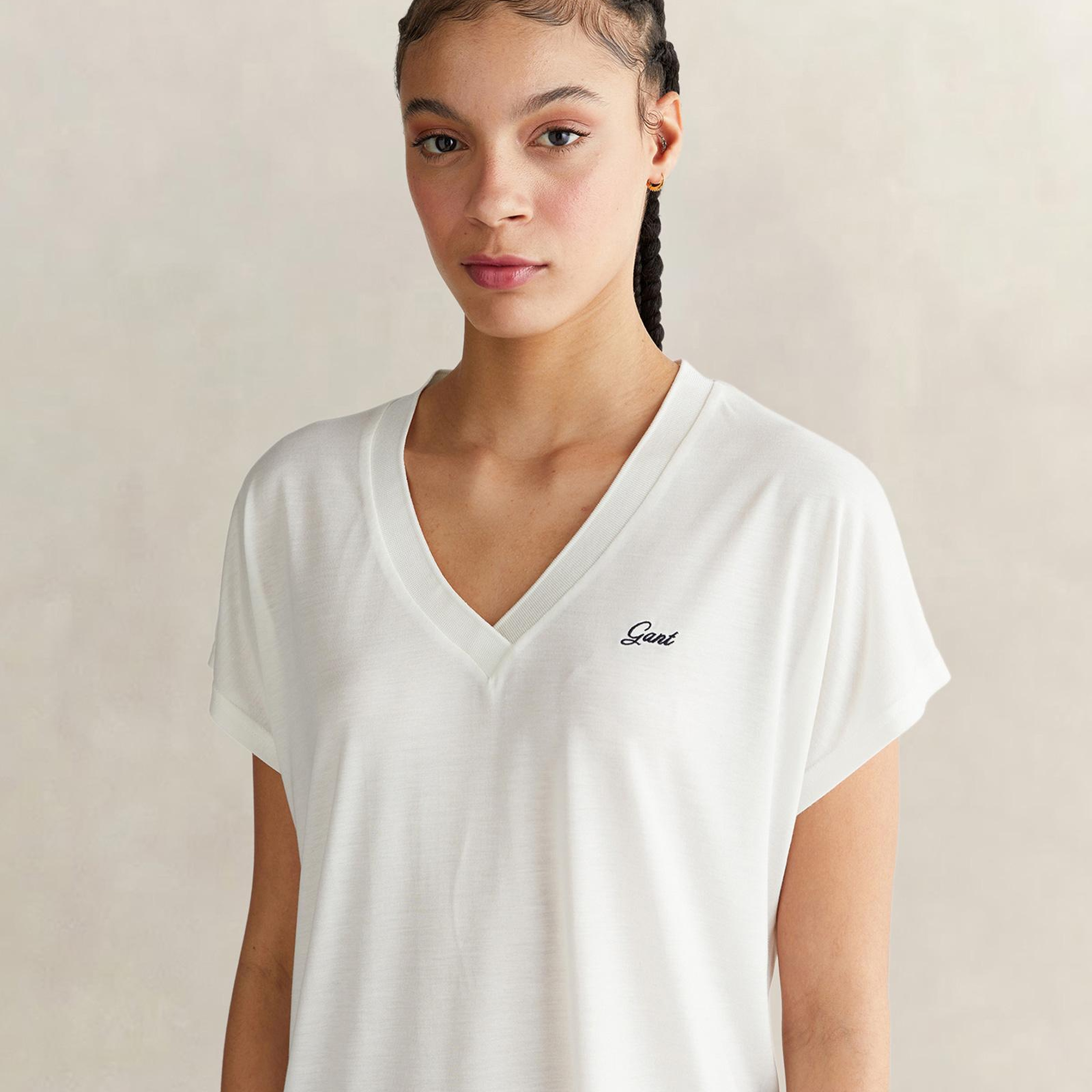 GANT Kadın Beyaz V Yaka Regular Fit T-Shirt