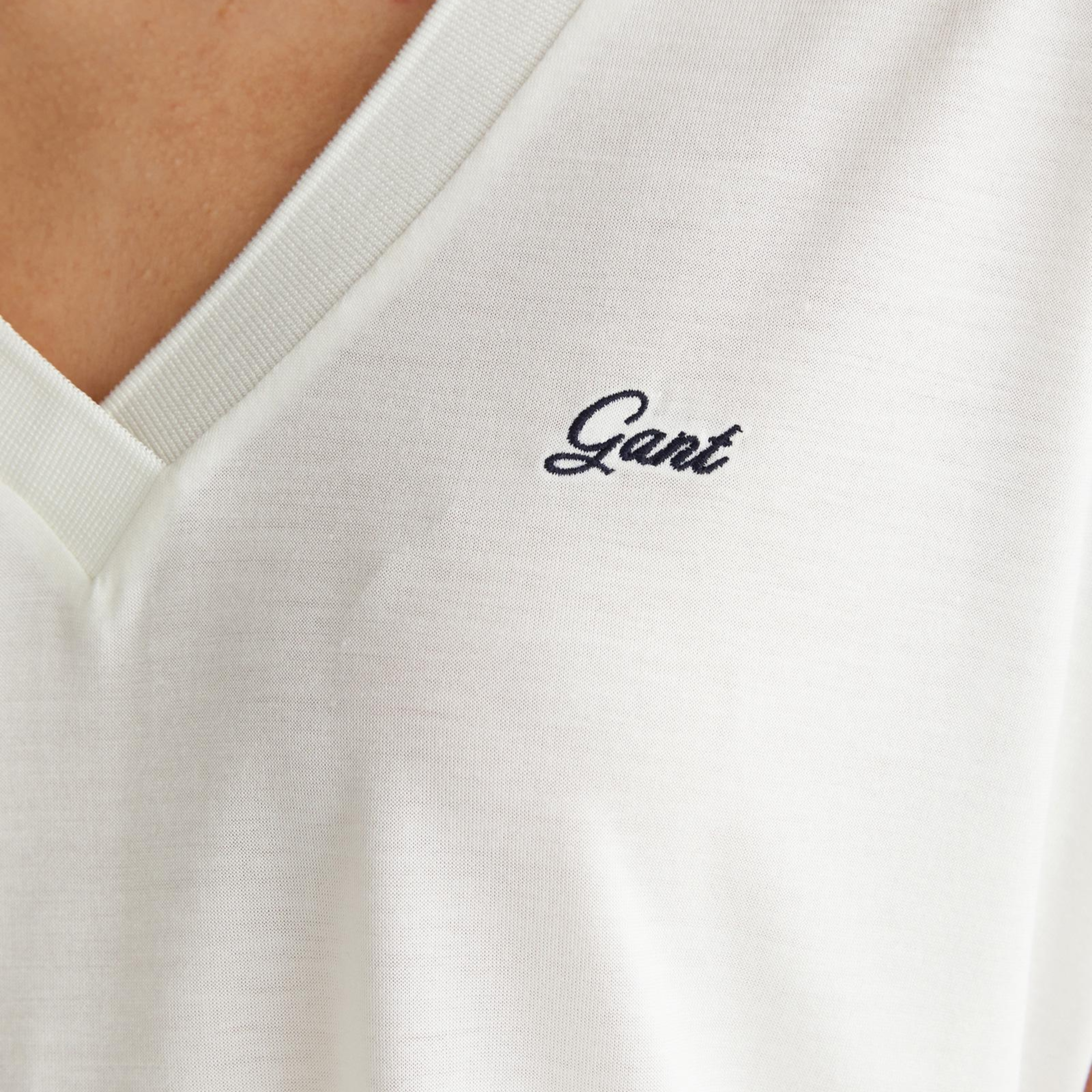 GANT Kadın Beyaz V Yaka Regular Fit T-Shirt