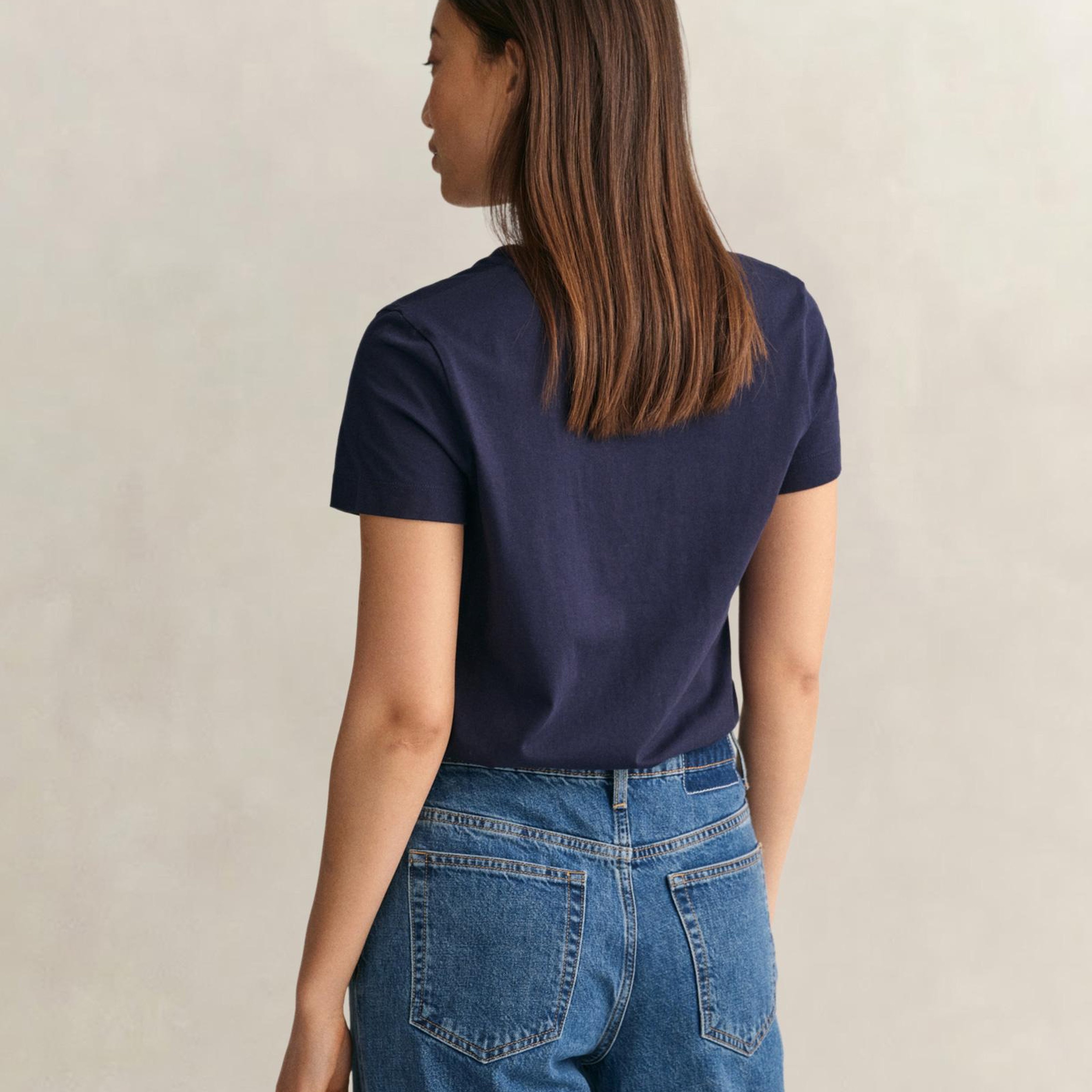 GANT Kadın Lacivert V Yaka Regular Fit Logolu T-Shirt