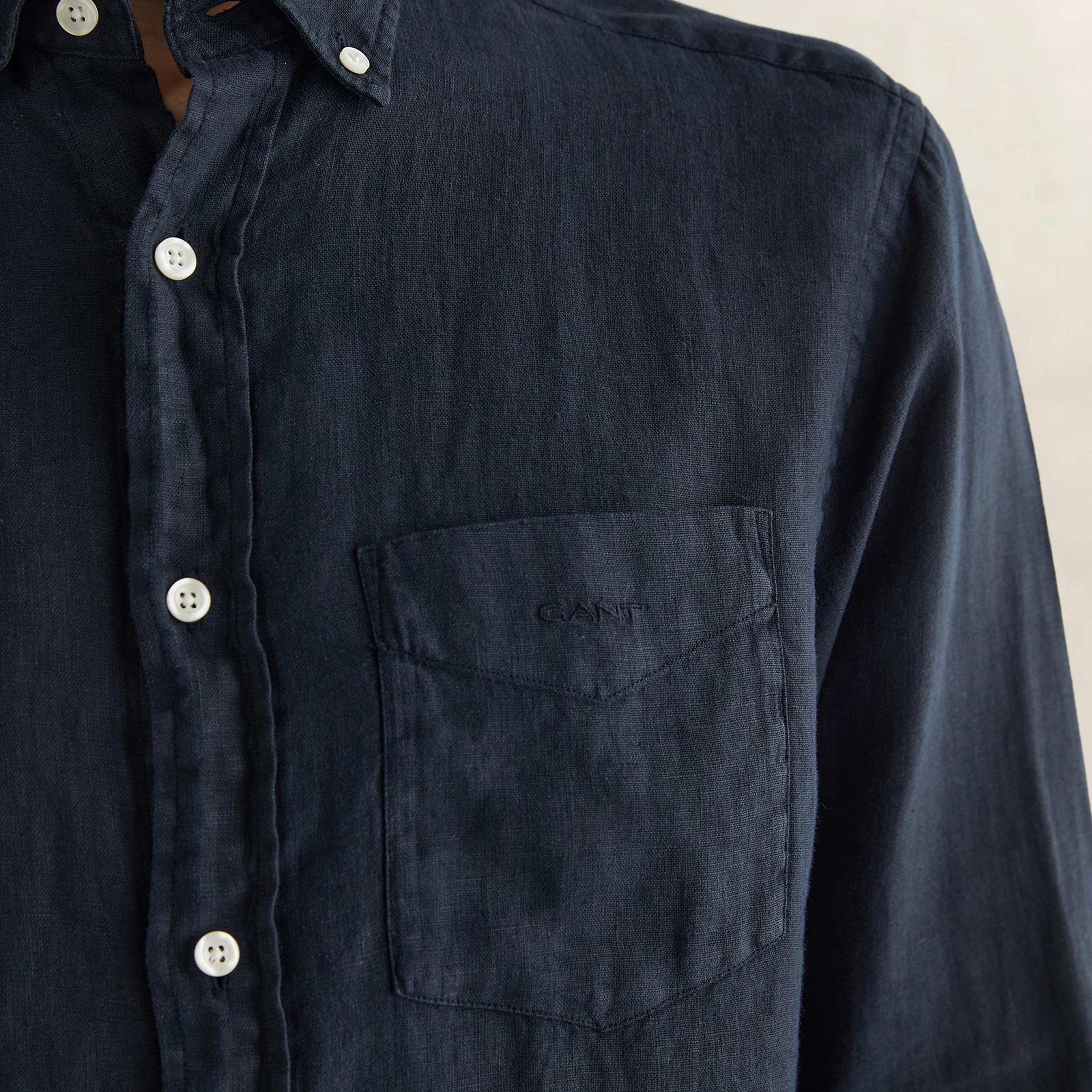GANT Erkek Siyah Regular Fit Düğmeli Yaka Keten Gömlek