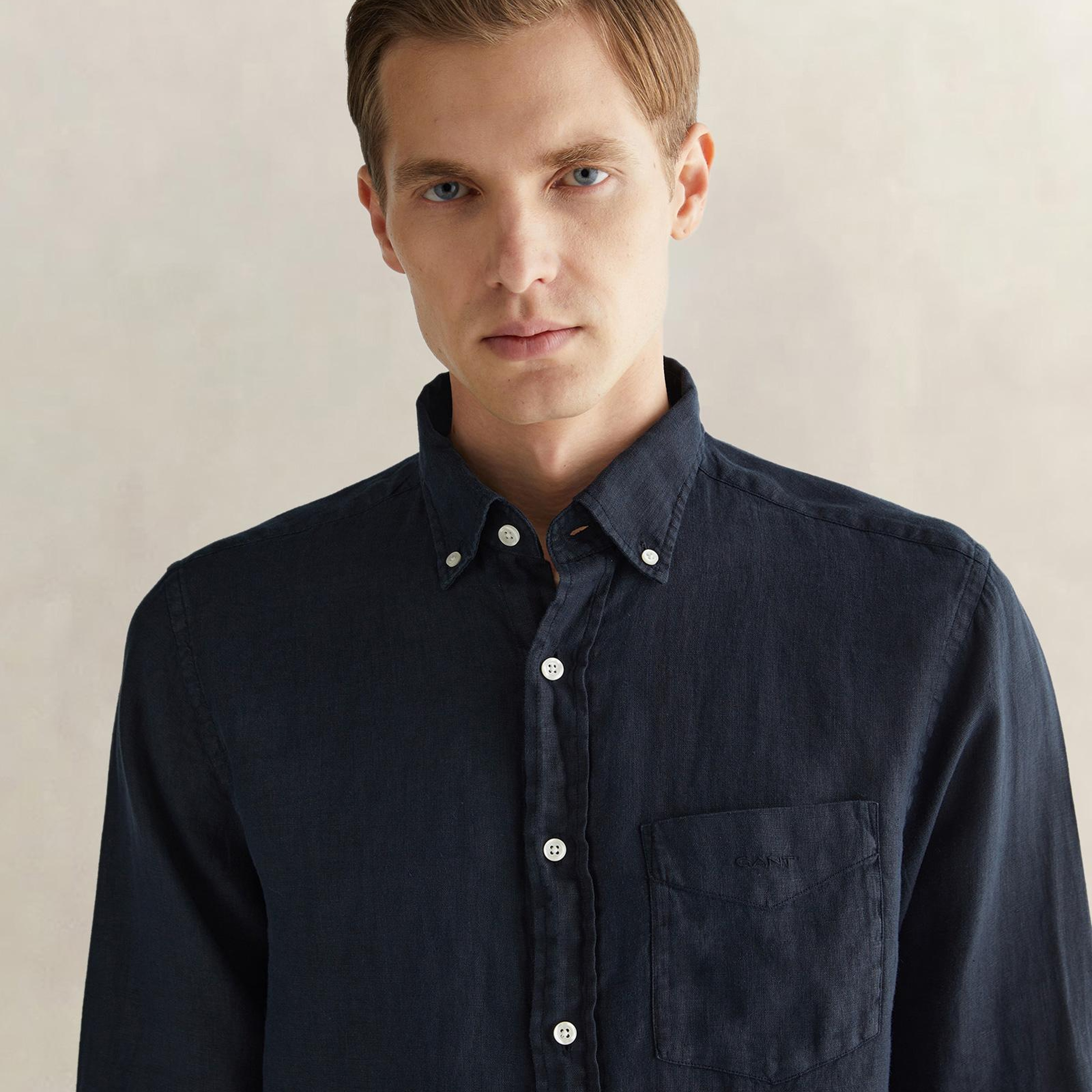GANT Erkek Siyah Regular Fit Düğmeli Yaka Keten Gömlek