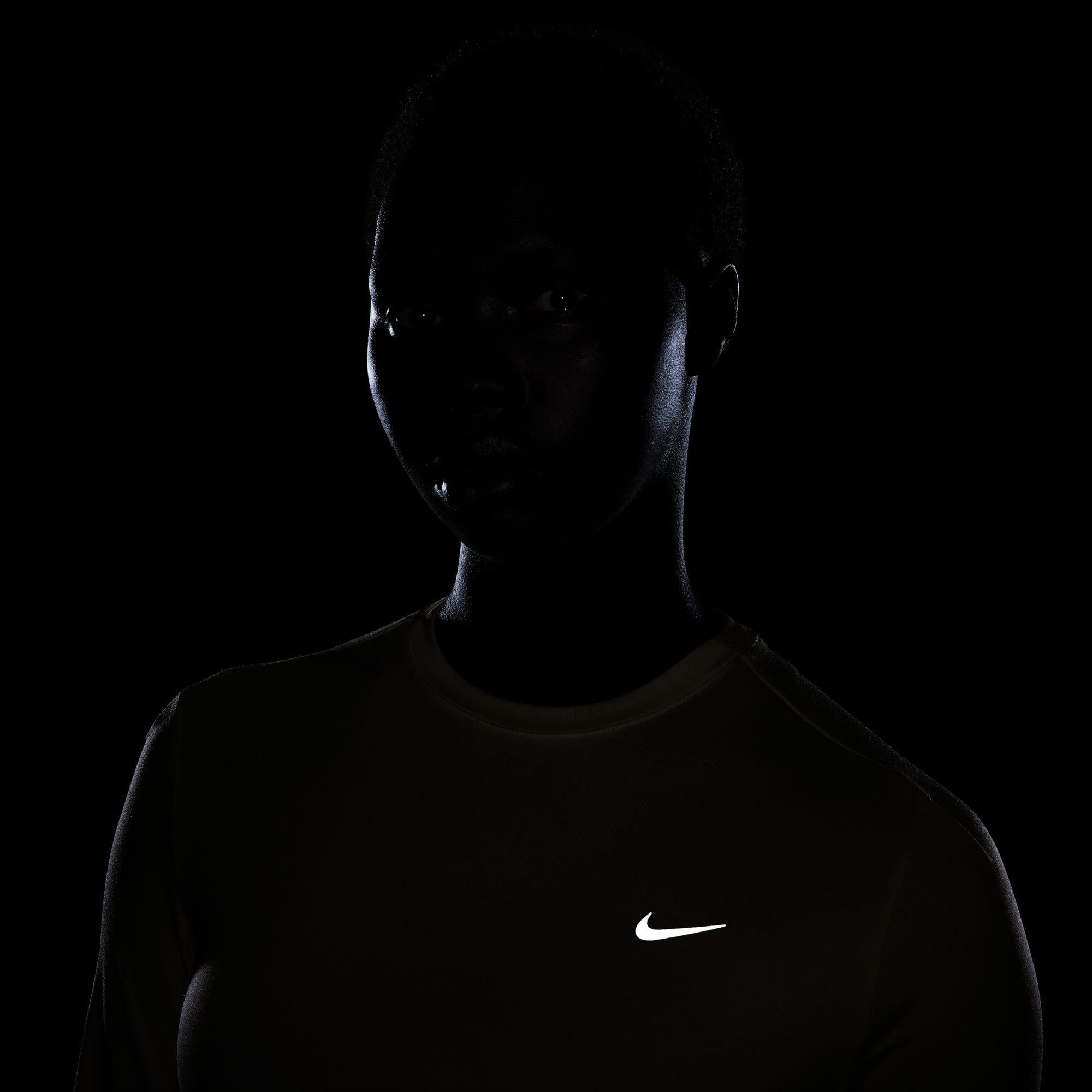 Nike Swift Dri-Fit Kadın Beyaz Uzun Kollu T-Shirt